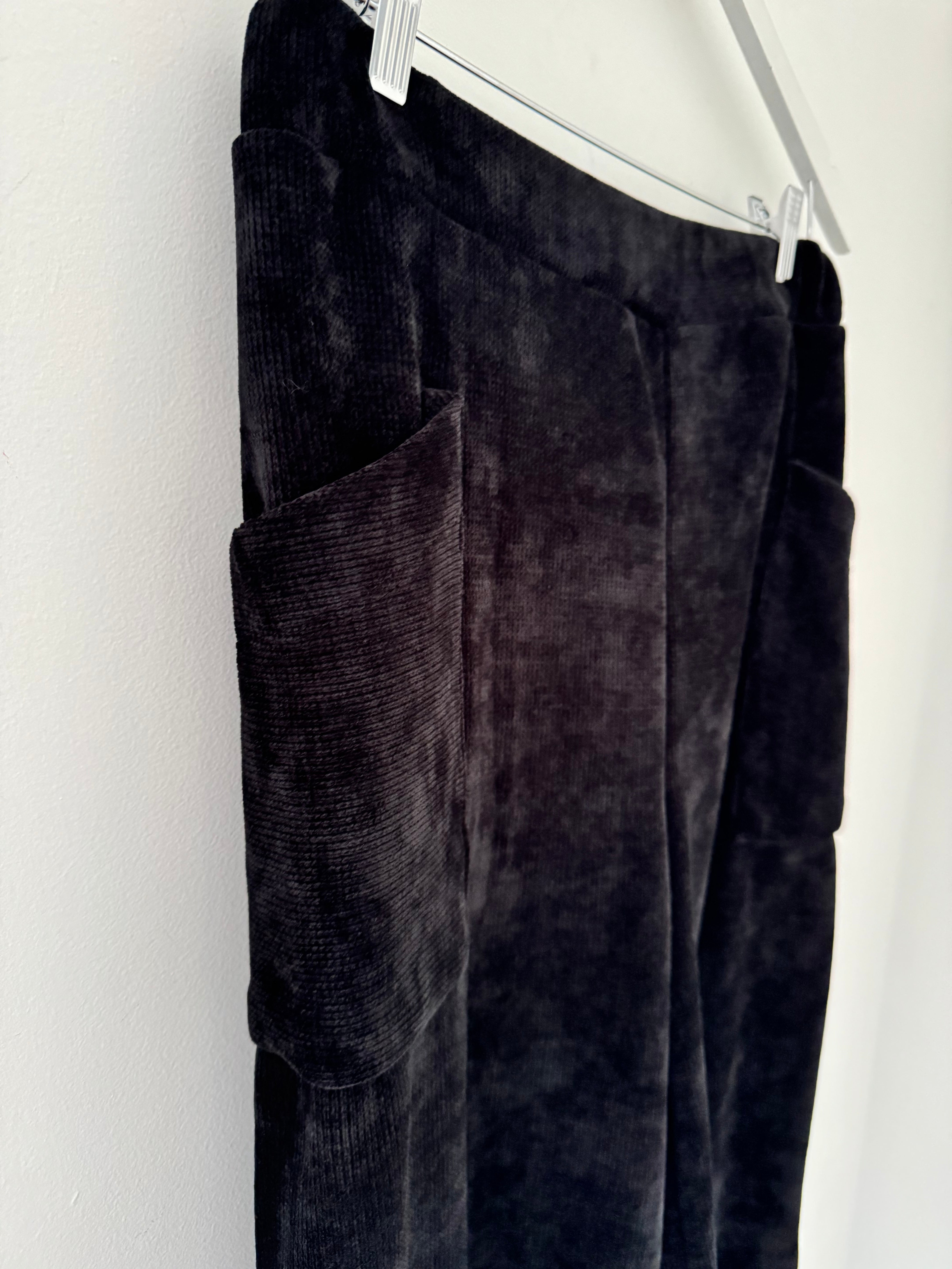 Barrel Velvety Trousers in Black