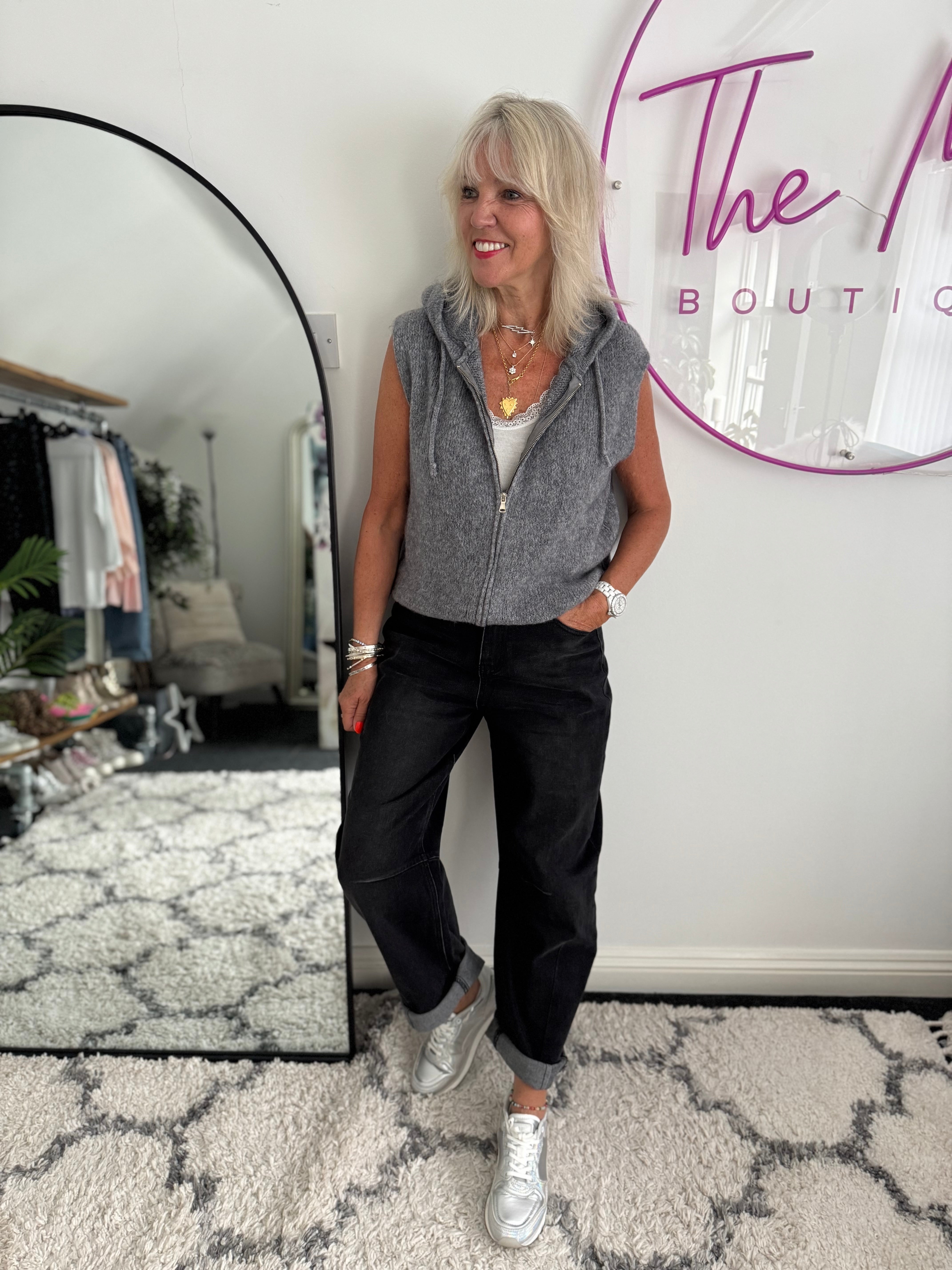 Relaxed Boyfriend Jeans in Black Denim