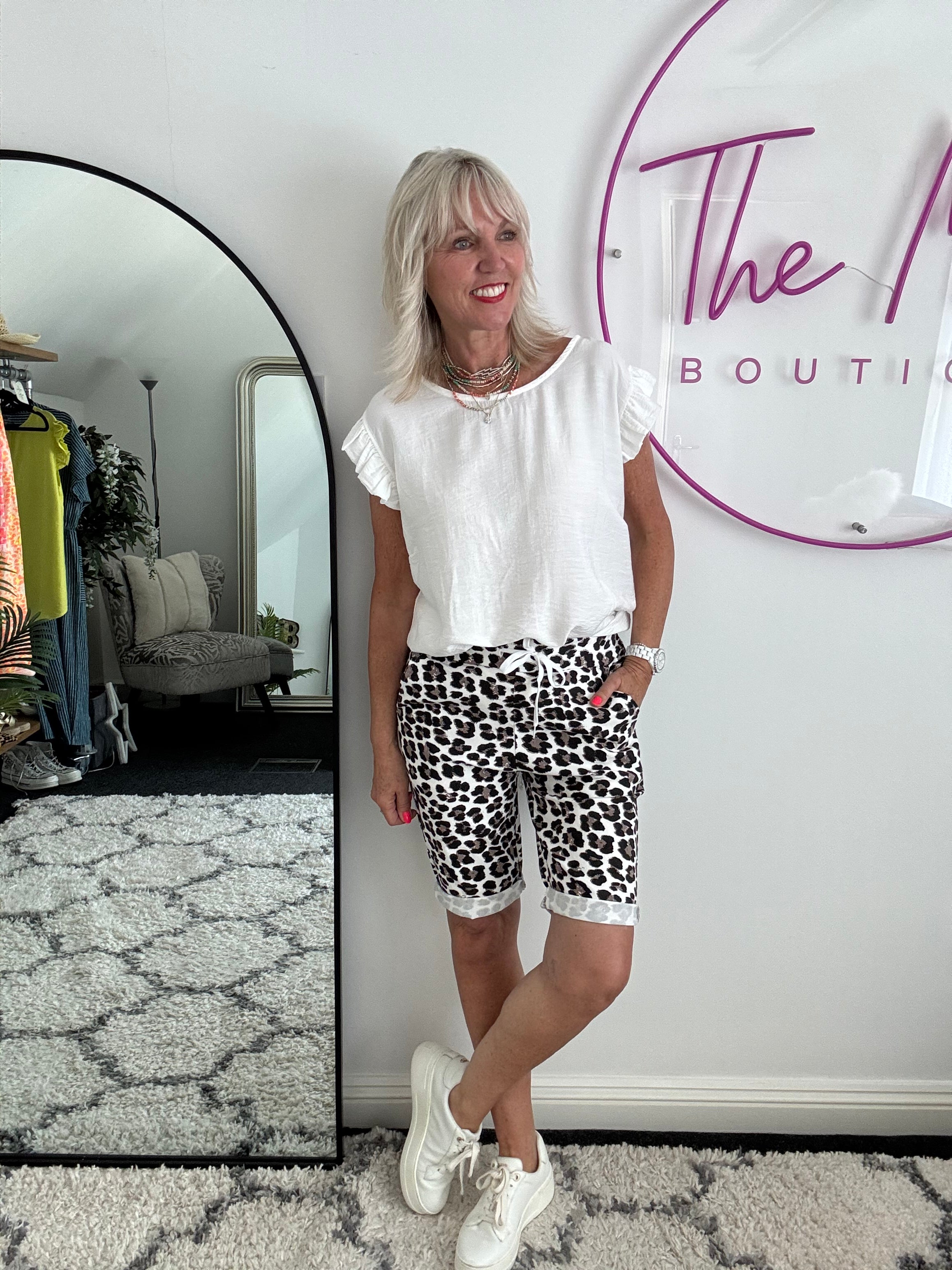 Super Stretch Shorts in Classic Leopard