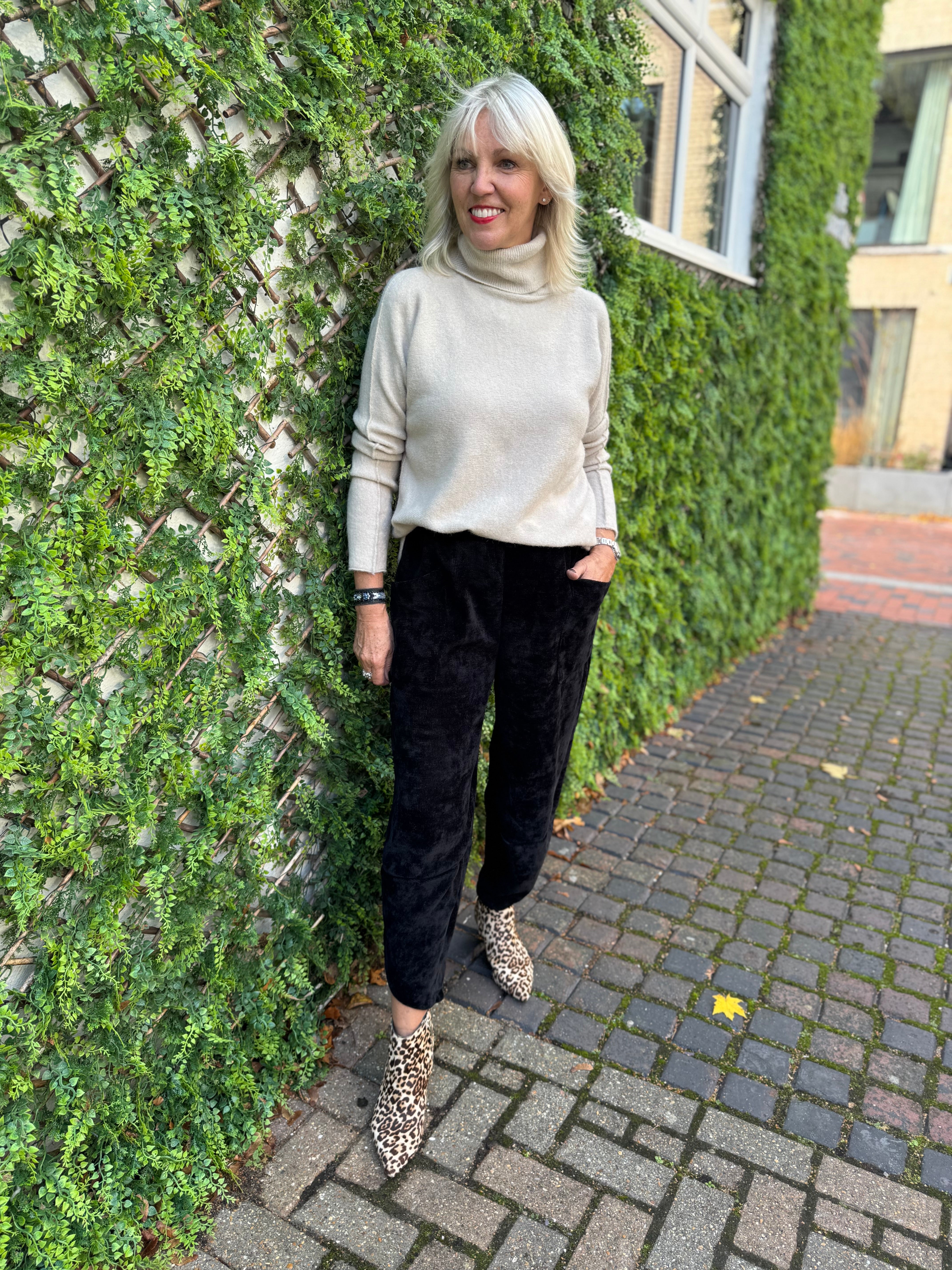 Barrel Velvety Trousers in Black