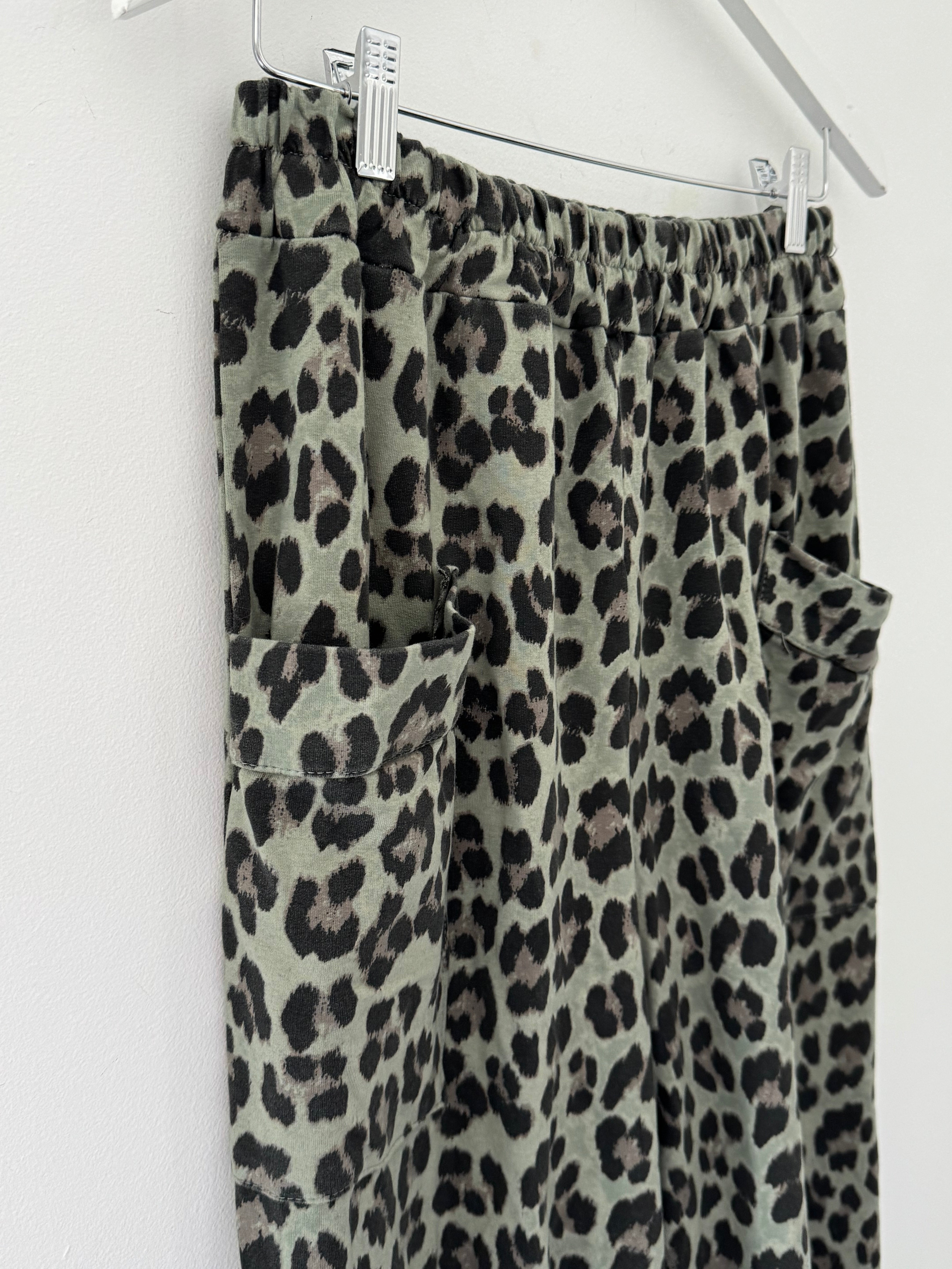 Barrel Stretch Trousers in Khaki Leopard