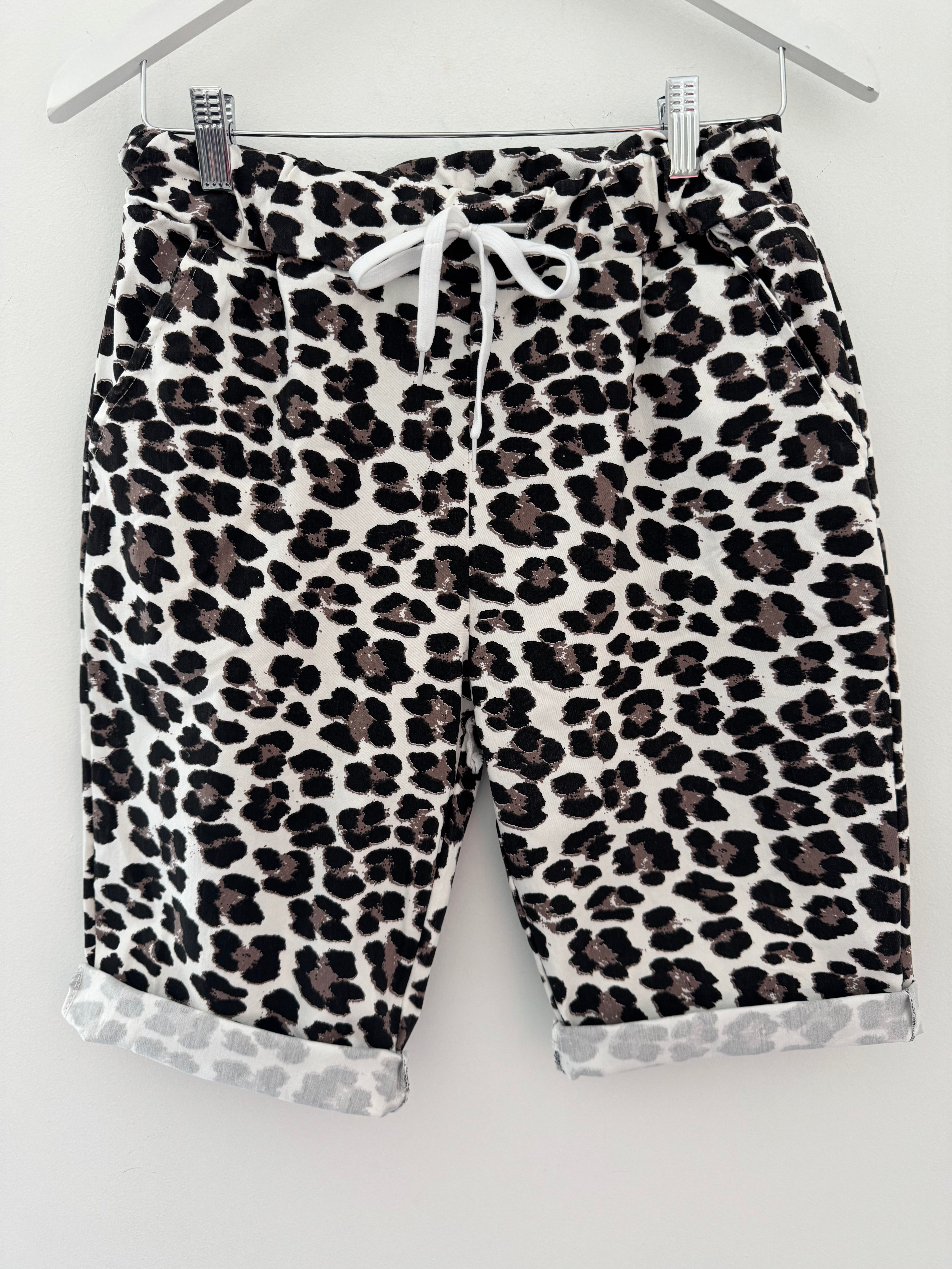 Super Stretch Shorts in Classic Leopard