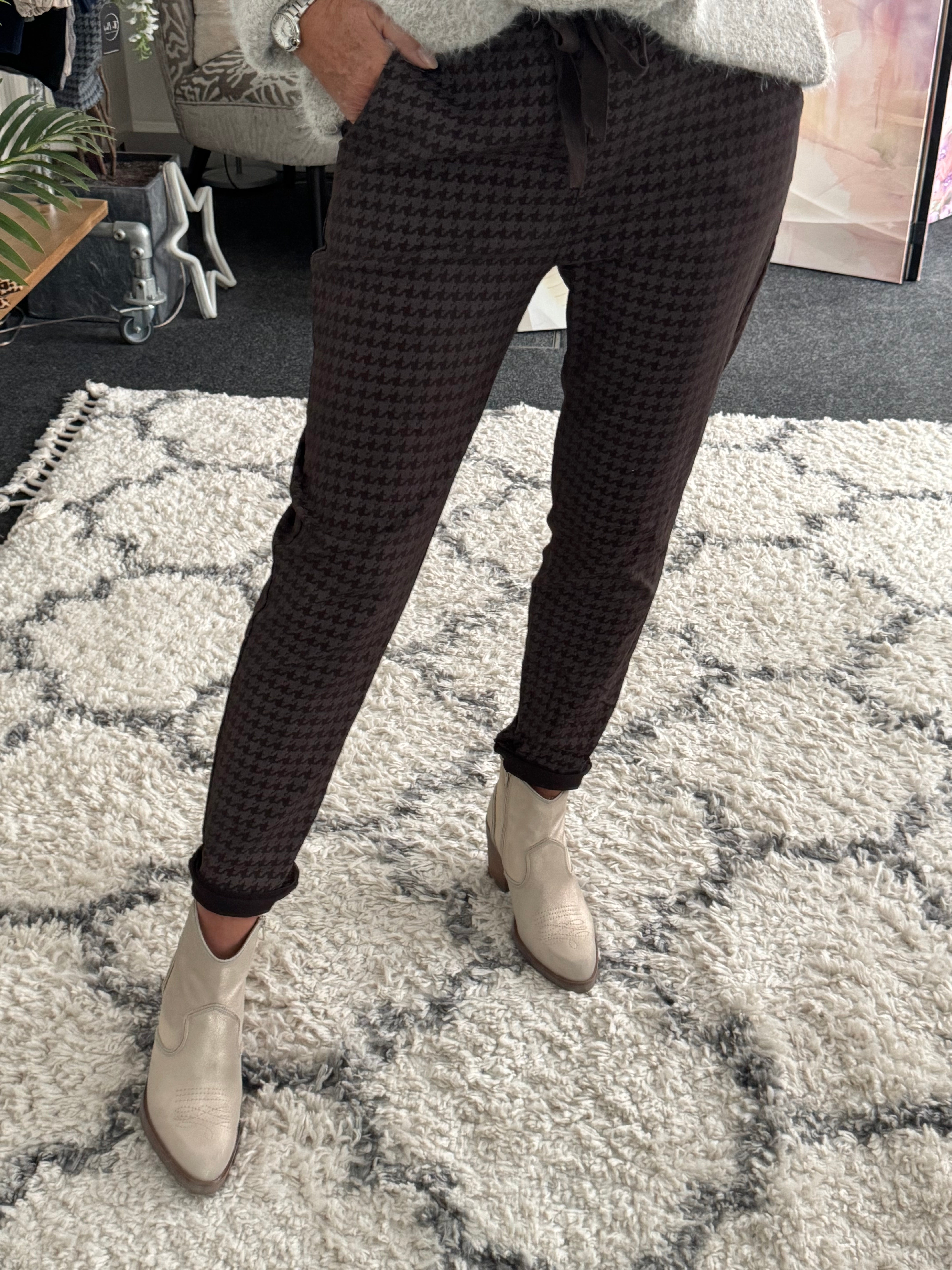 Stretch Dog Tooth Joggers in Soft Chocolate