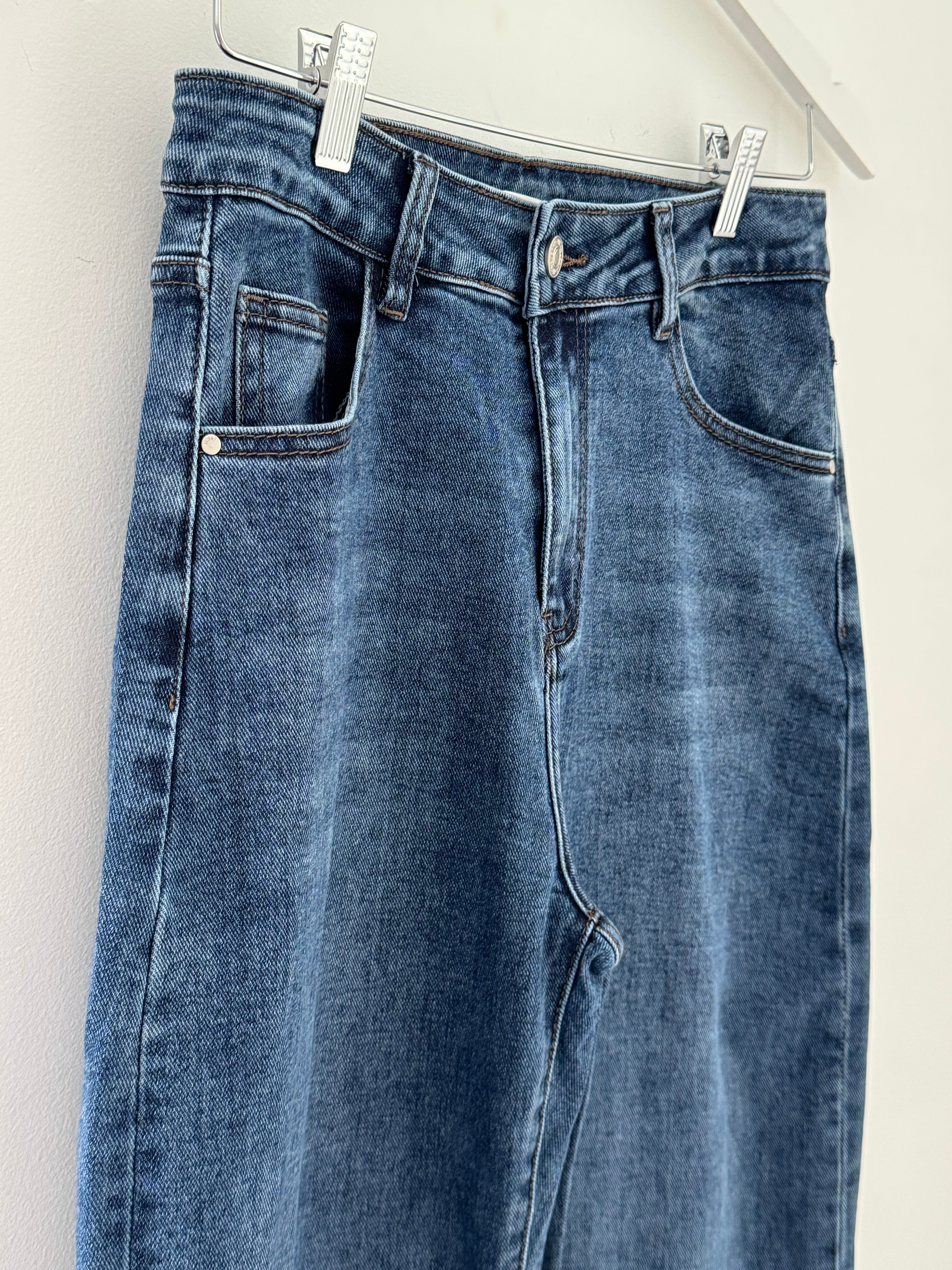 Stretch Boyfriend Jeans in Mid Denim