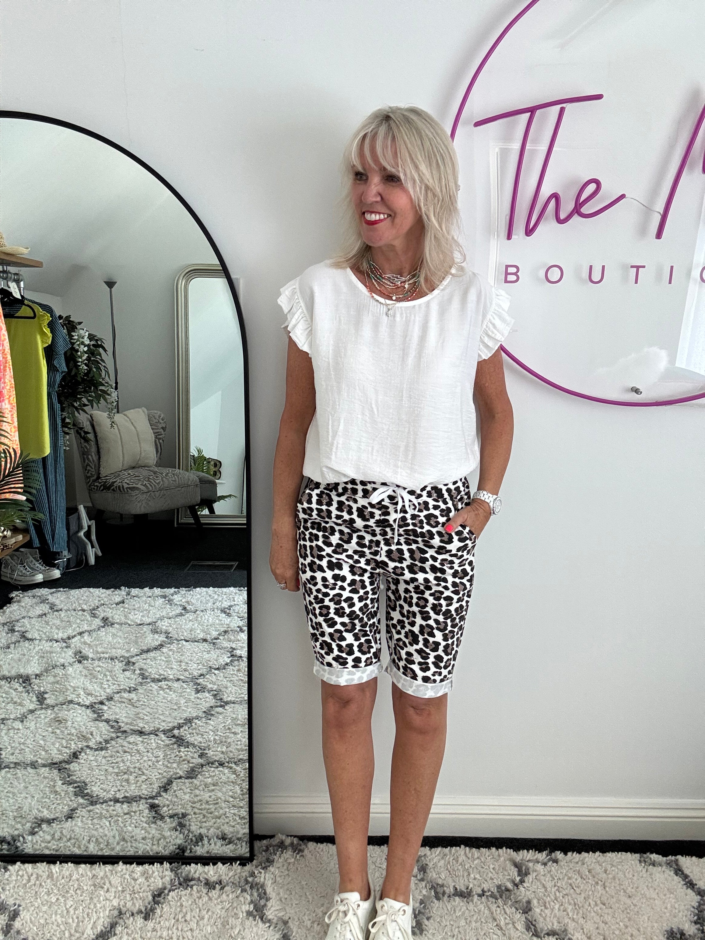 Super Stretch Shorts in Classic Leopard