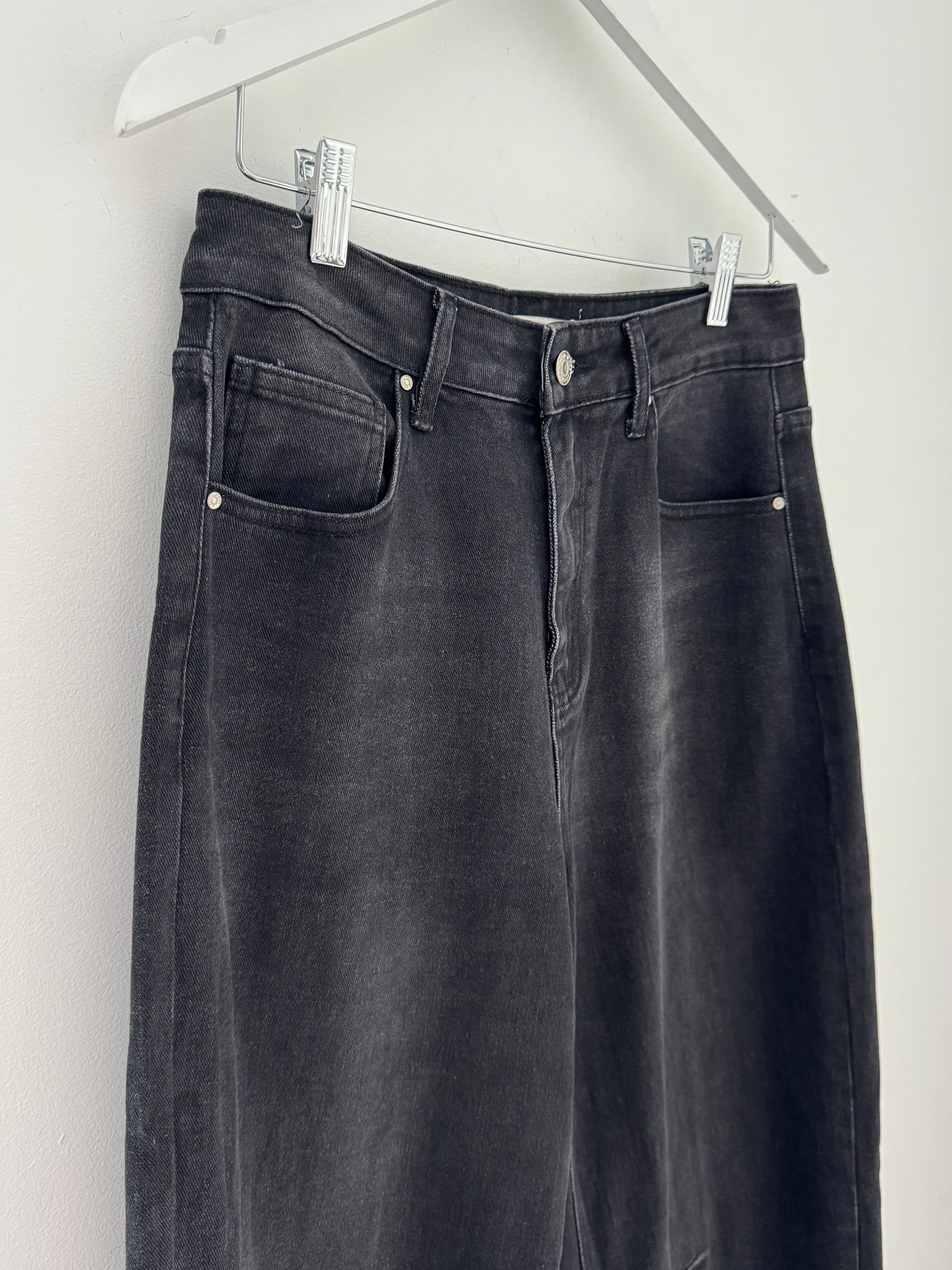Relaxed Boyfriend Jeans in Black Denim