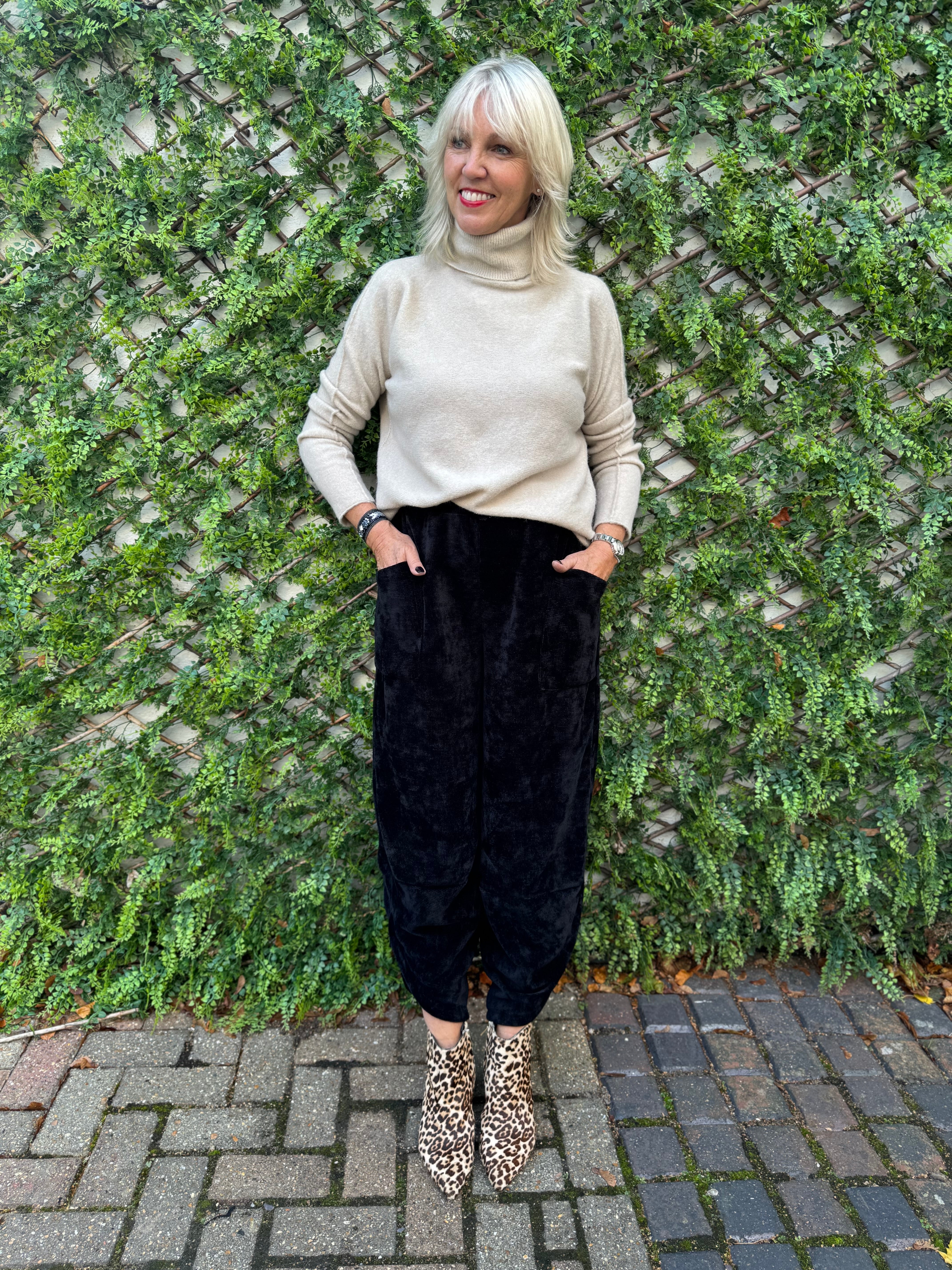 Barrel Velvety Trousers in Black