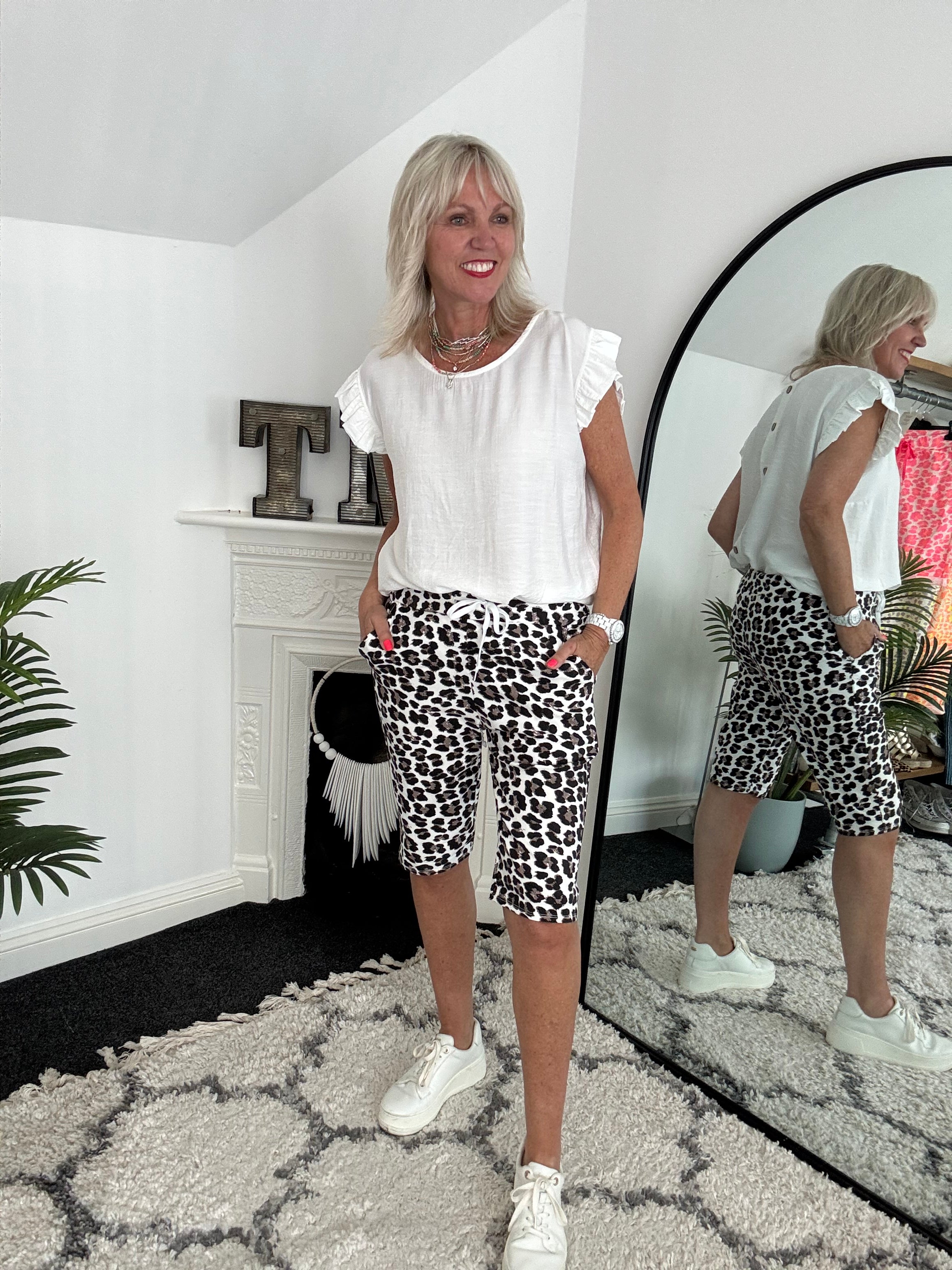 Super Stretch Shorts in Classic Leopard