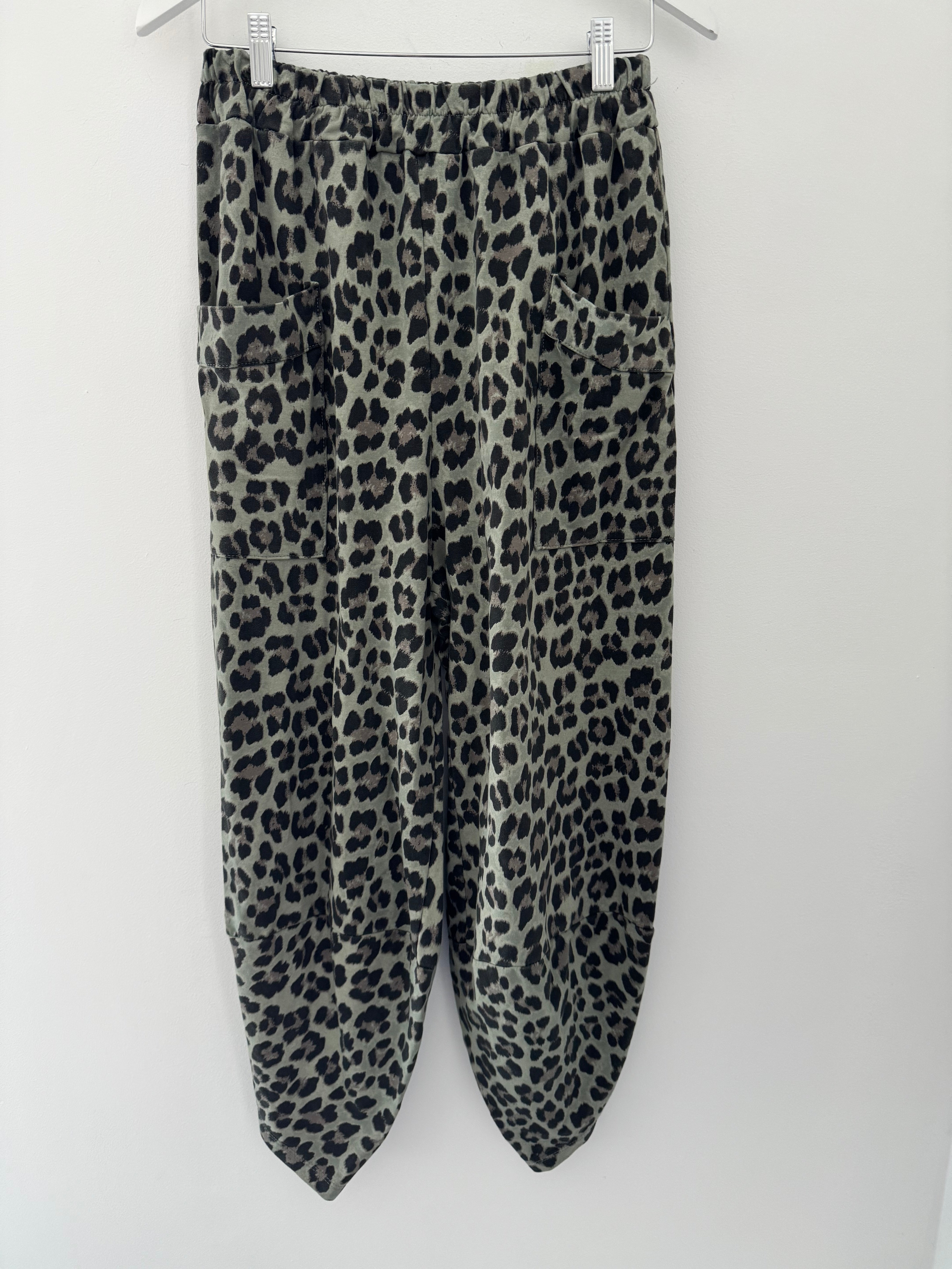 Barrel Stretch Trousers in Khaki Leopard