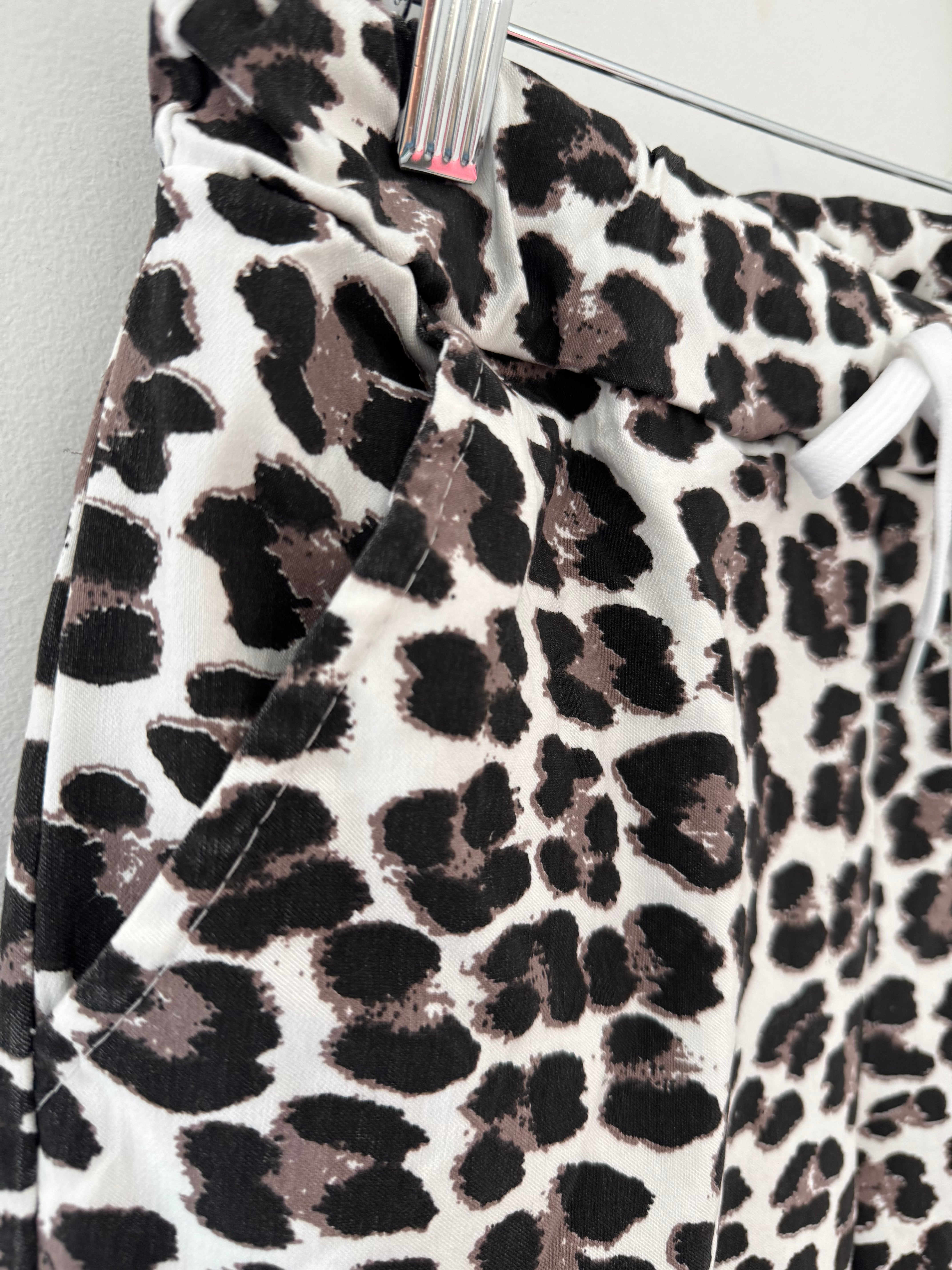 Super Stretch Shorts in Classic Leopard