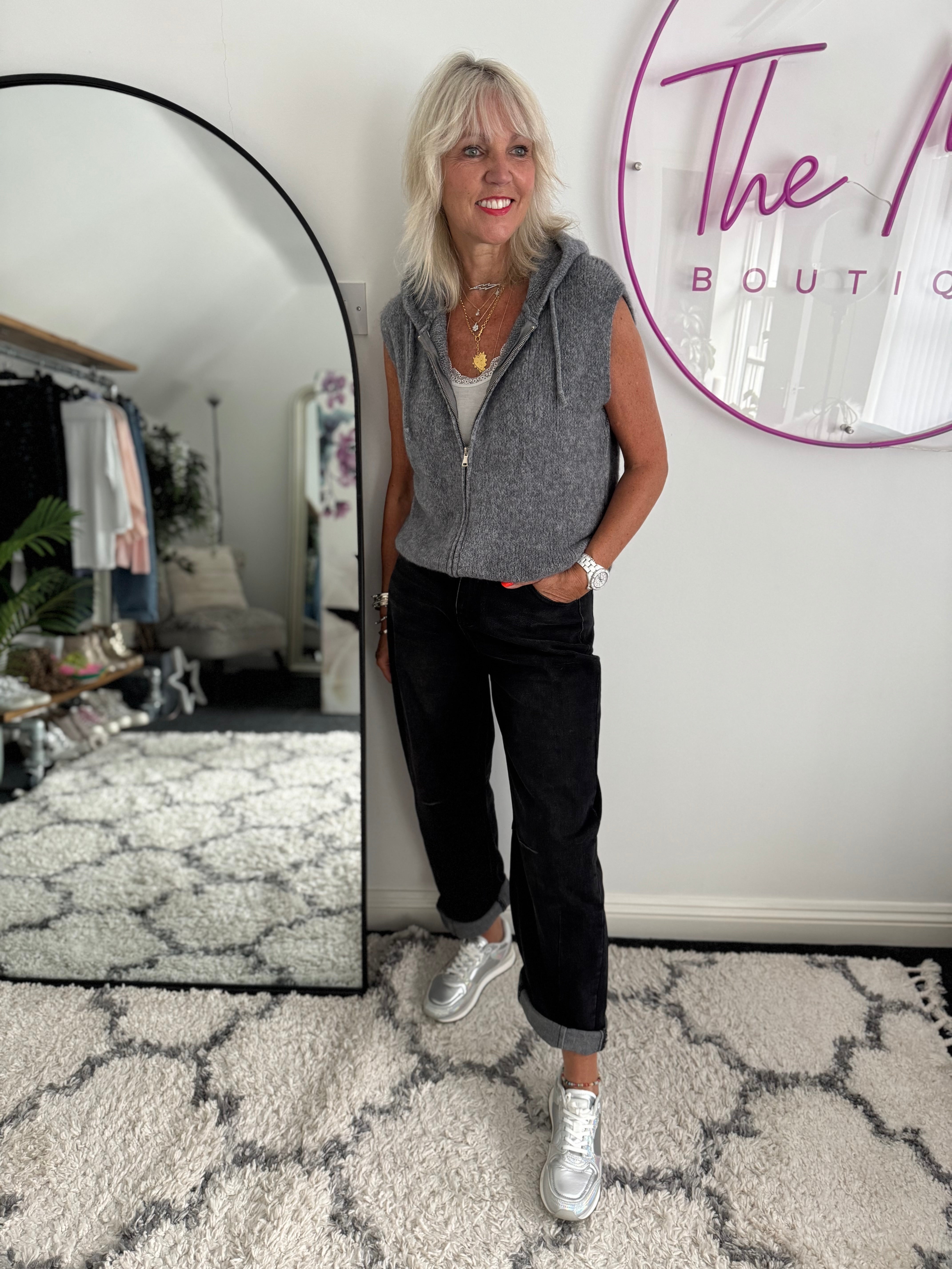Relaxed Boyfriend Jeans in Black Denim