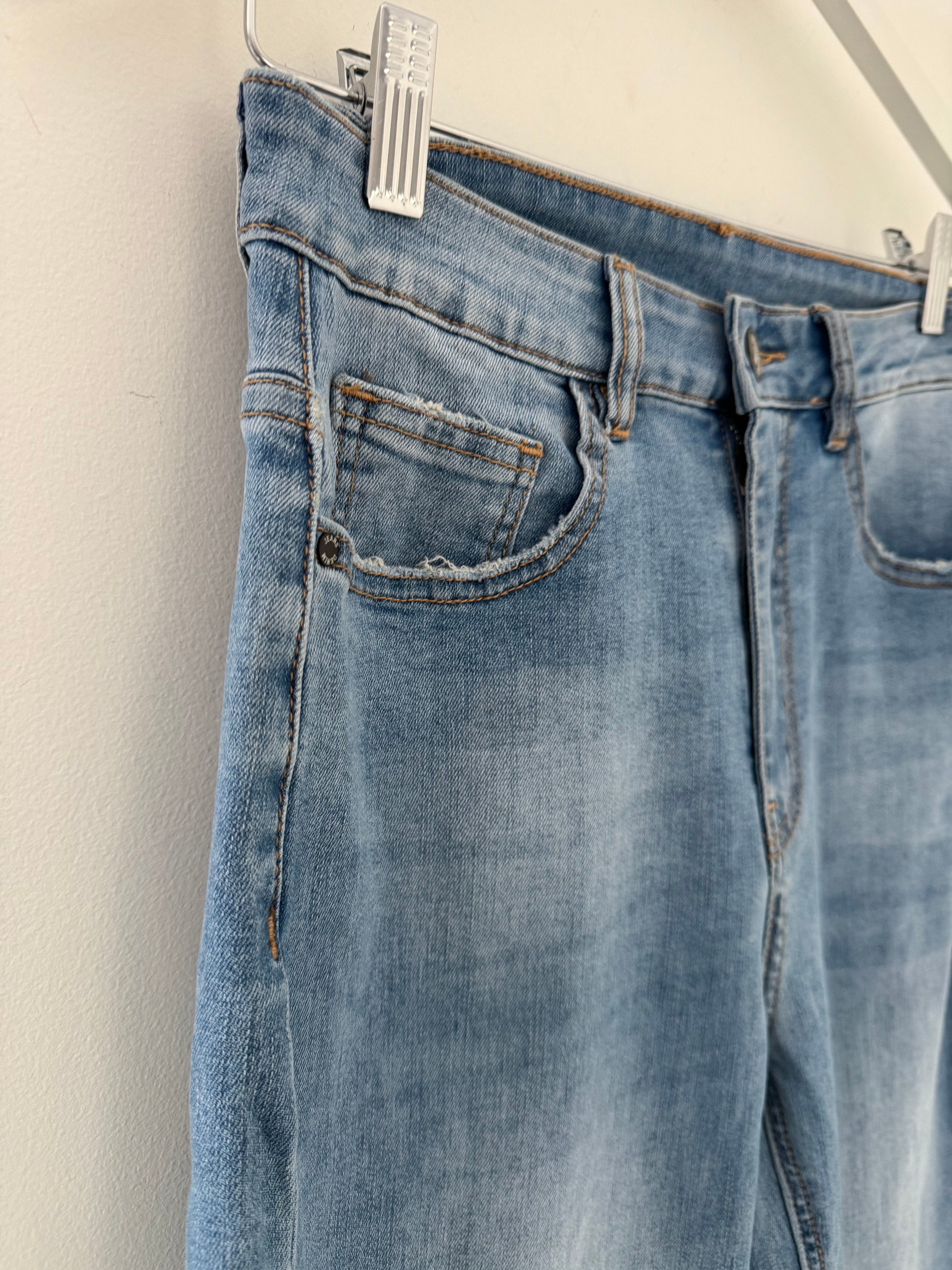 Slim Stretchy Barrel Leg Jeans in Washed Denim