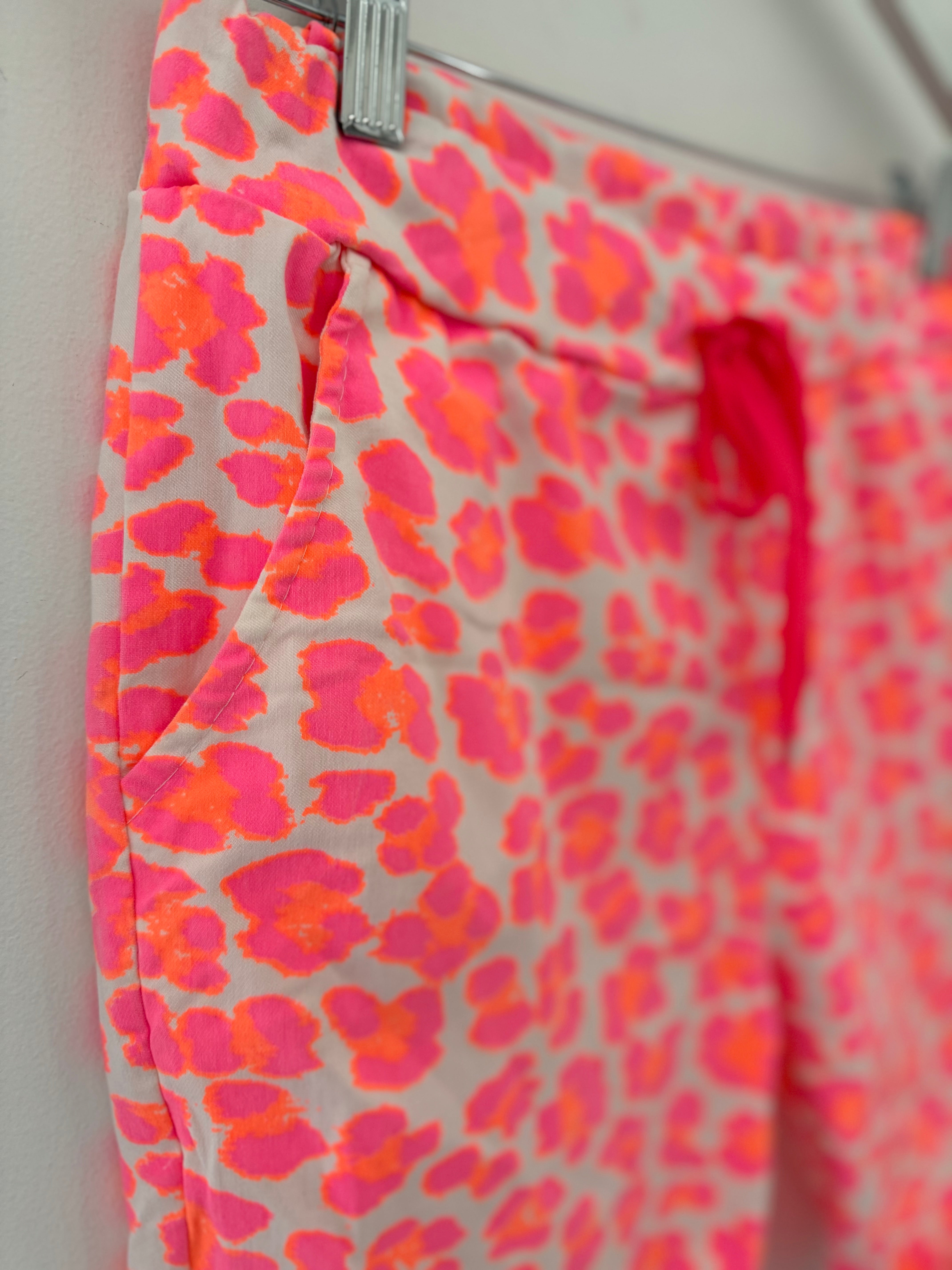 Super Stretch Shorts in Neon Leopard