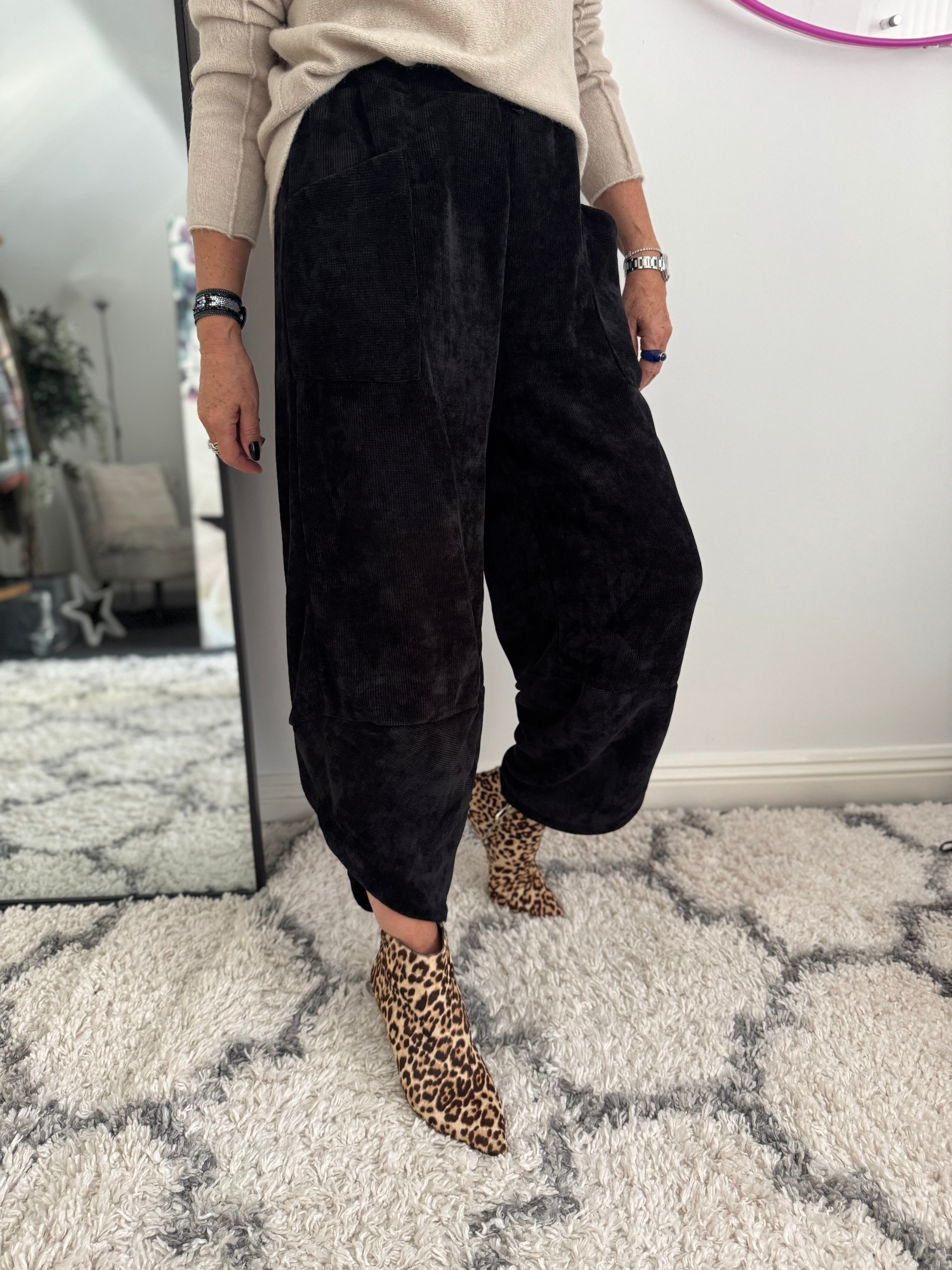 Barrel Velvety Trousers in Black