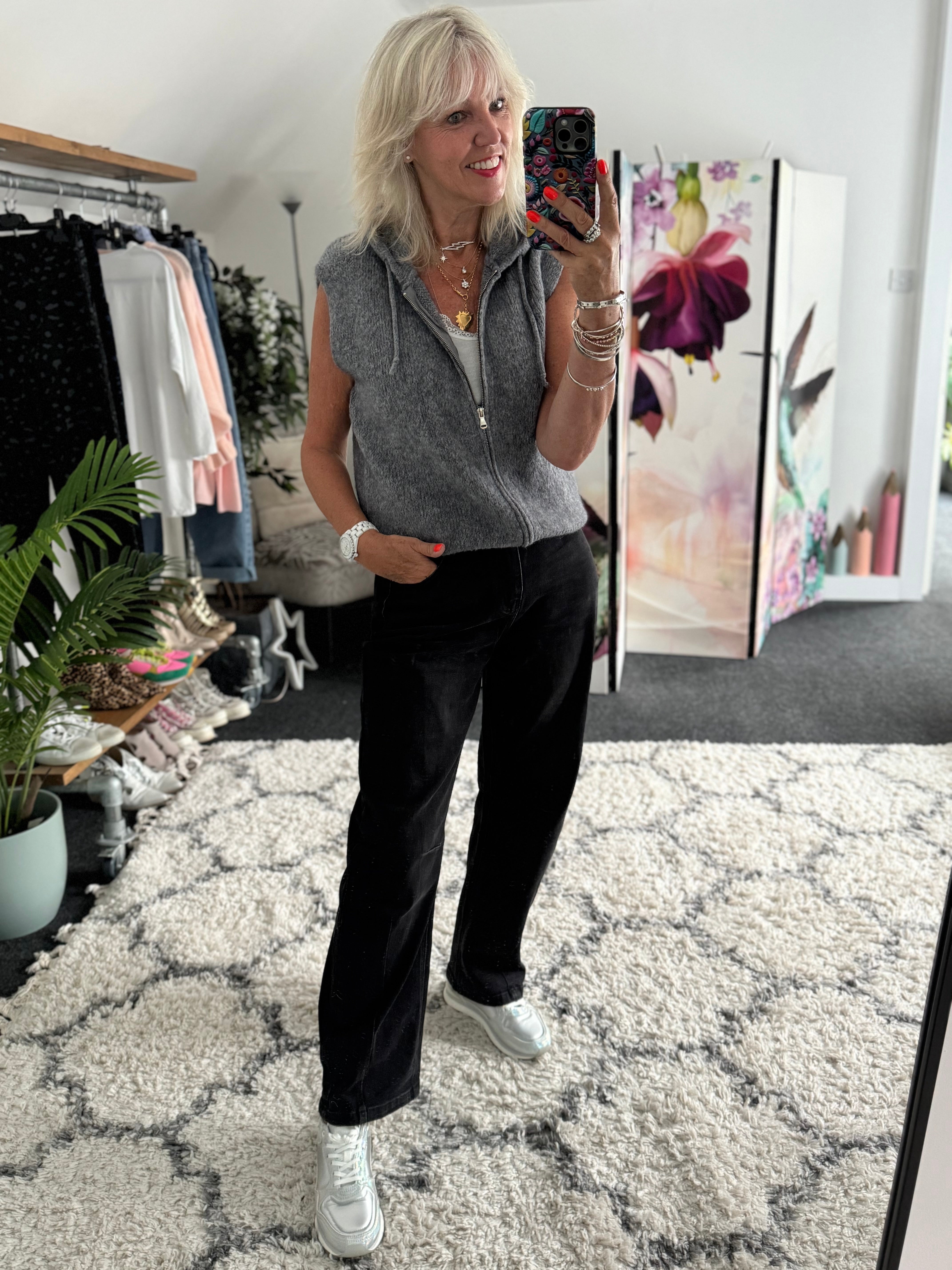 Relaxed Boyfriend Jeans in Black Denim