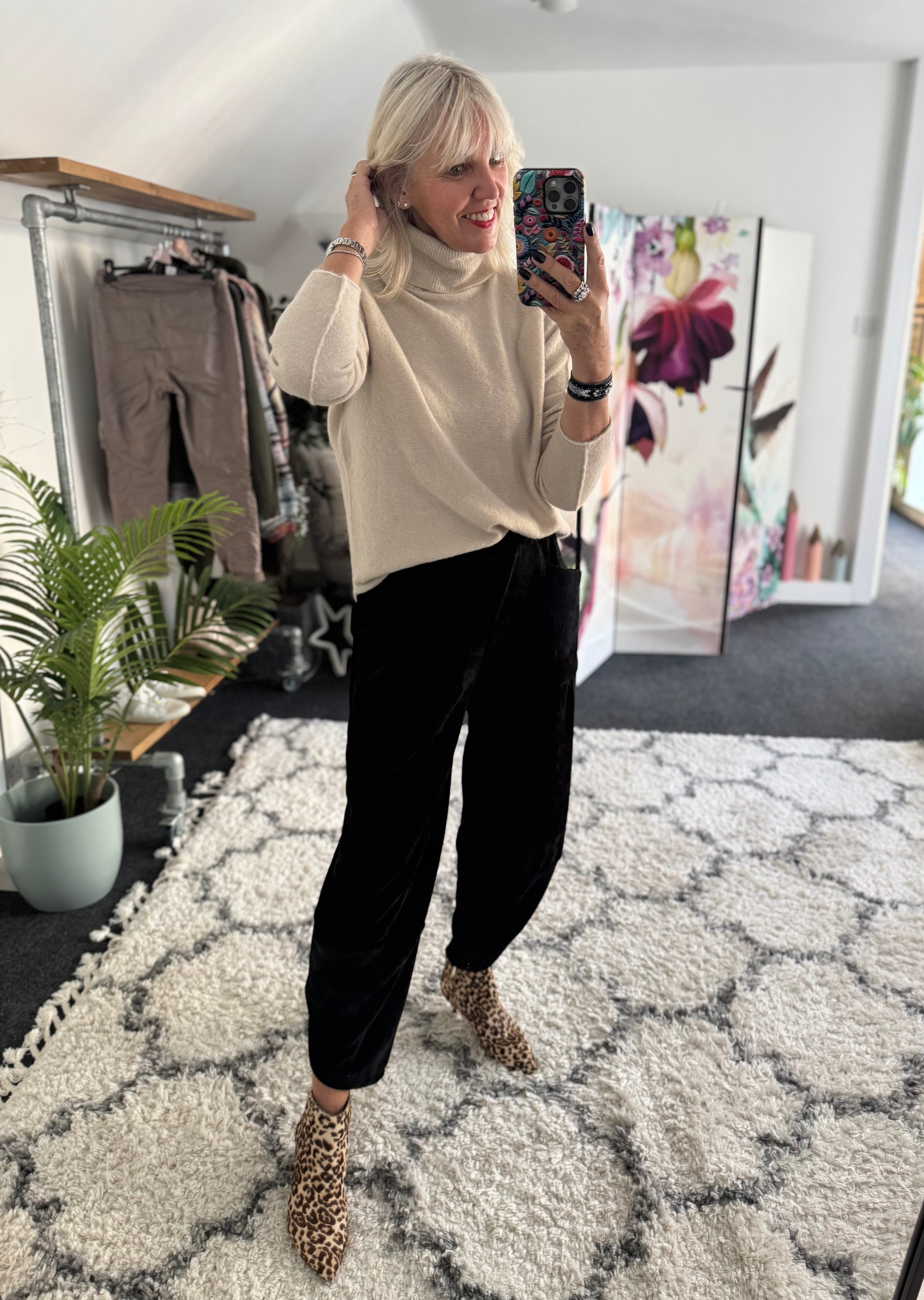 Barrel Velvety Trousers in Black