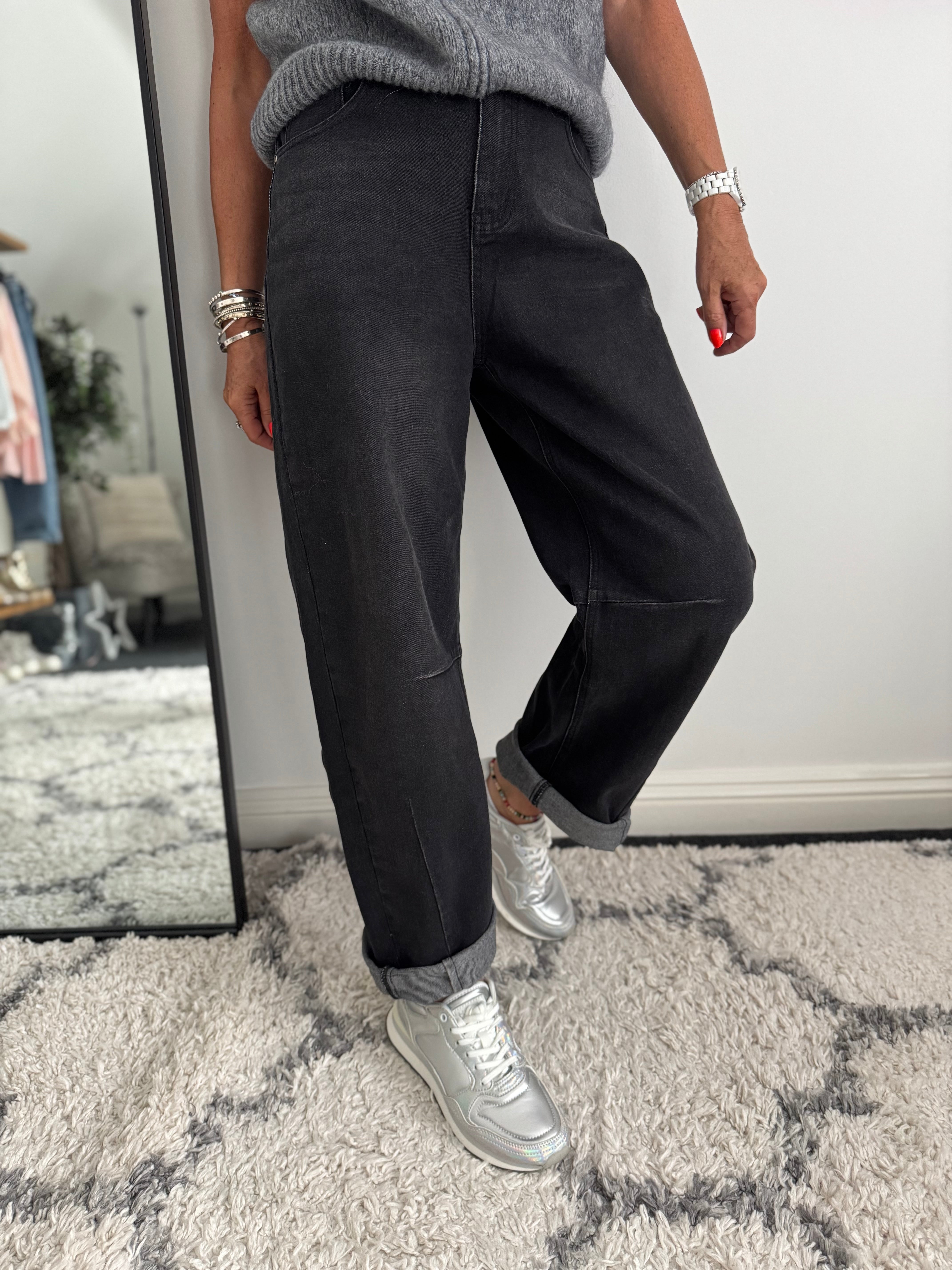 Relaxed Boyfriend Jeans in Black Denim