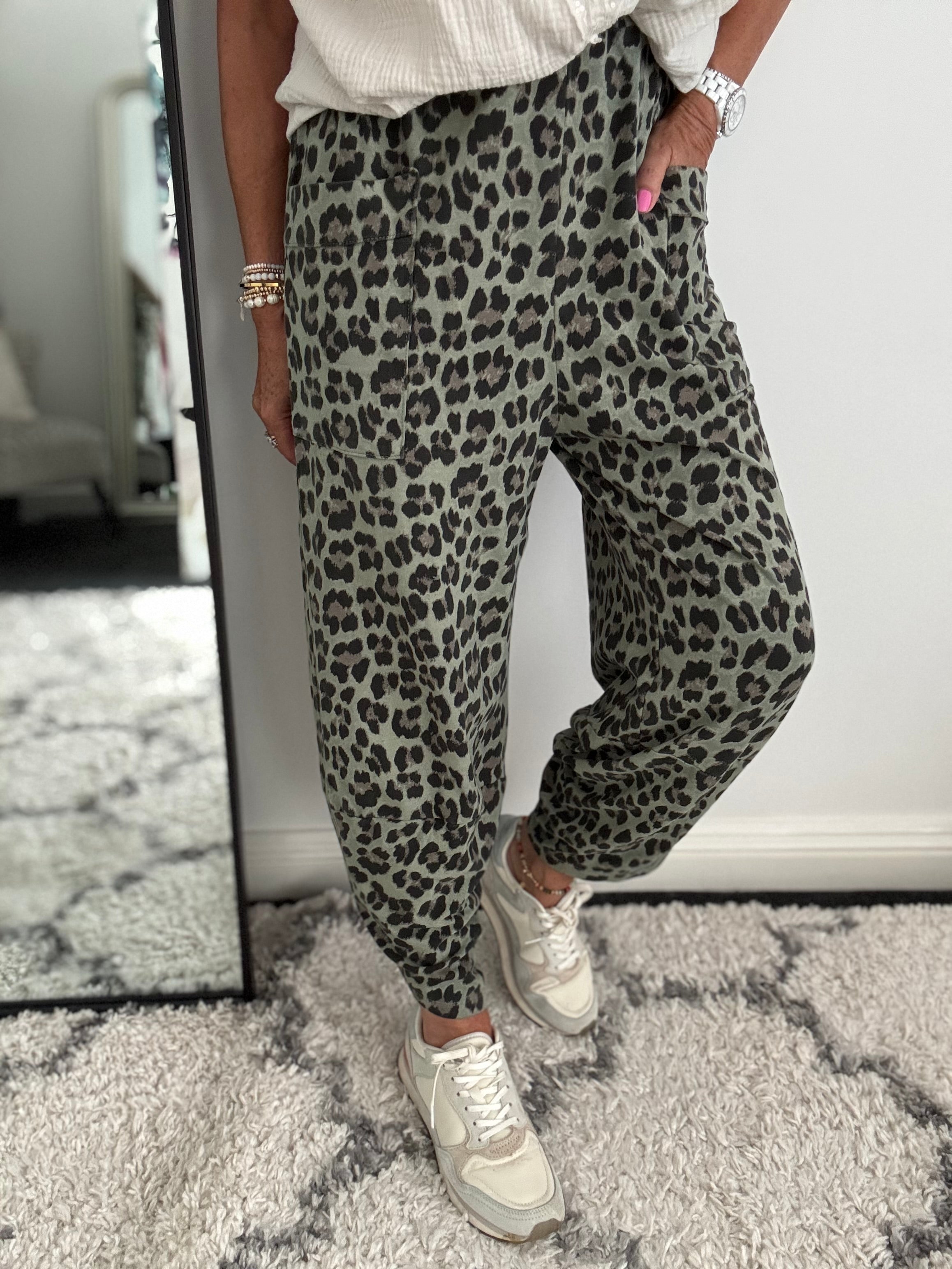 Barrel Stretch Trousers in Khaki Leopard