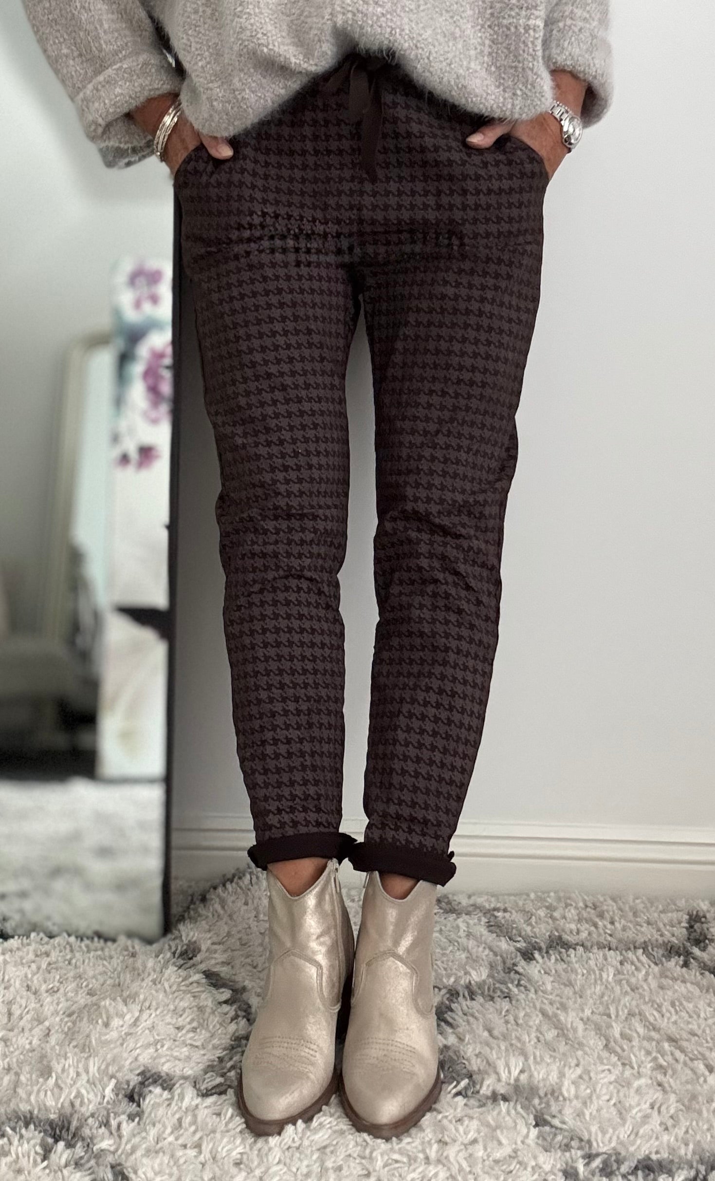 Stretch Dog Tooth Joggers in Soft Chocolate