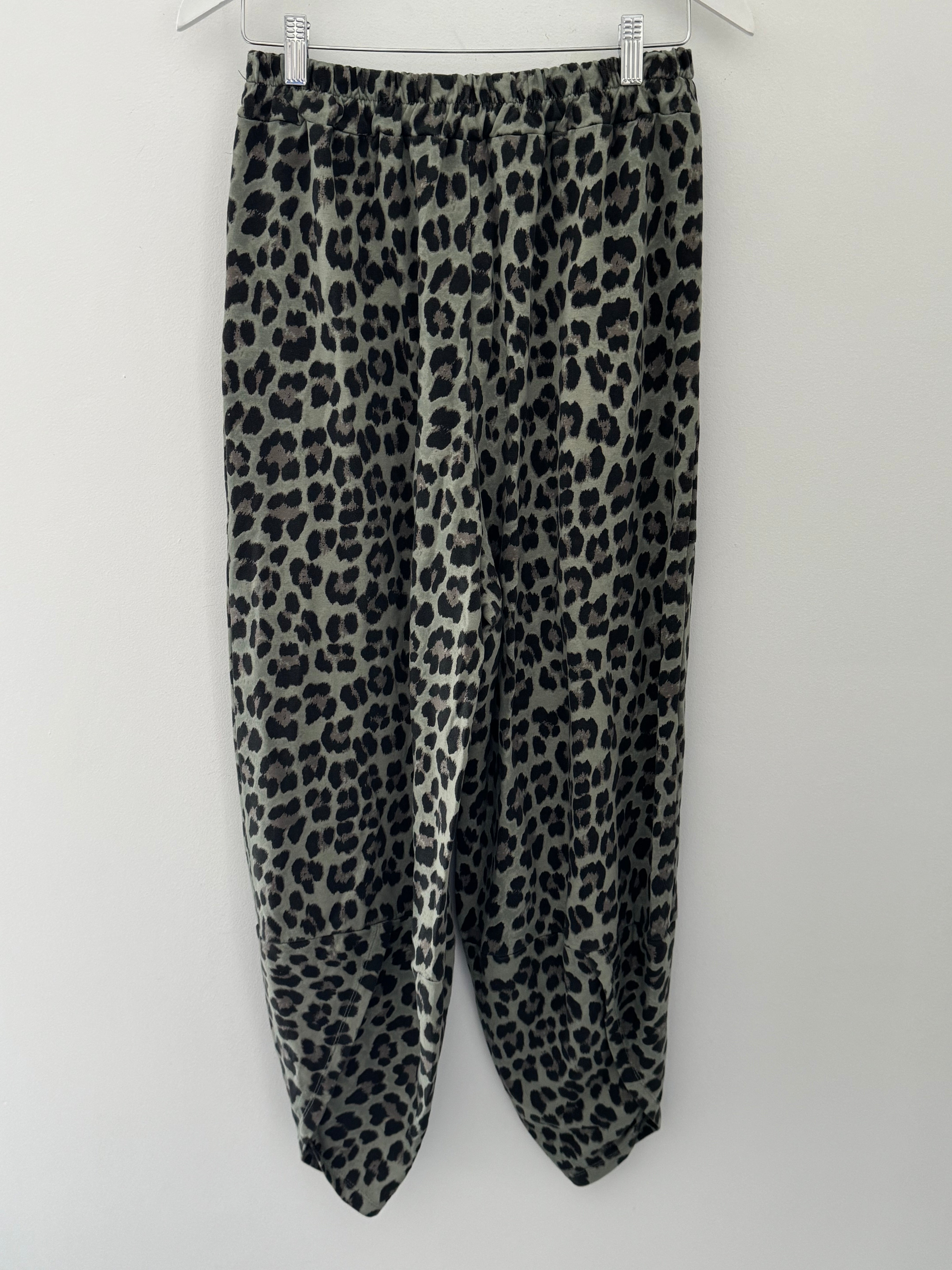Barrel Stretch Trousers in Khaki Leopard