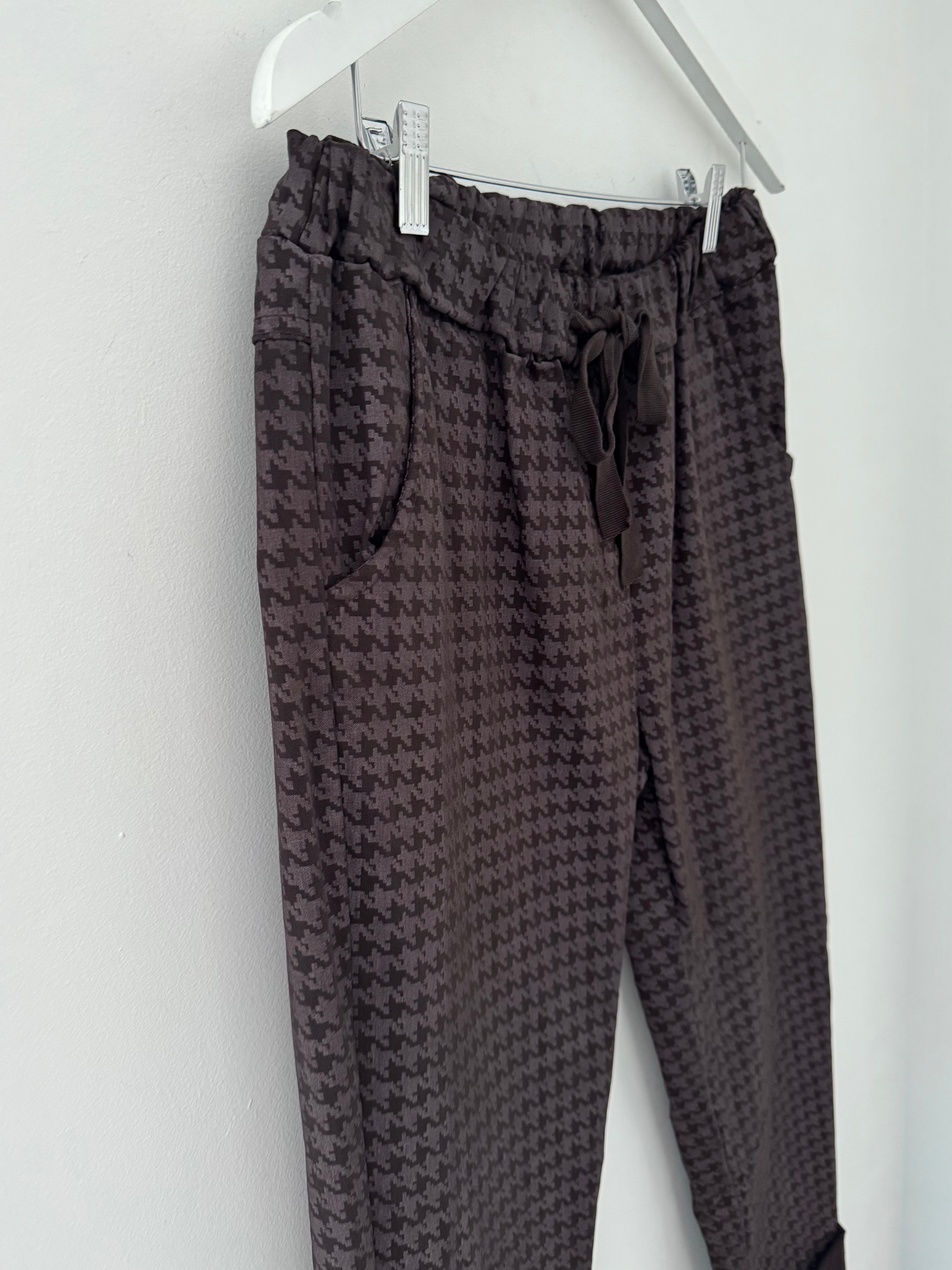 Stretch Dog Tooth Joggers in Soft Chocolate