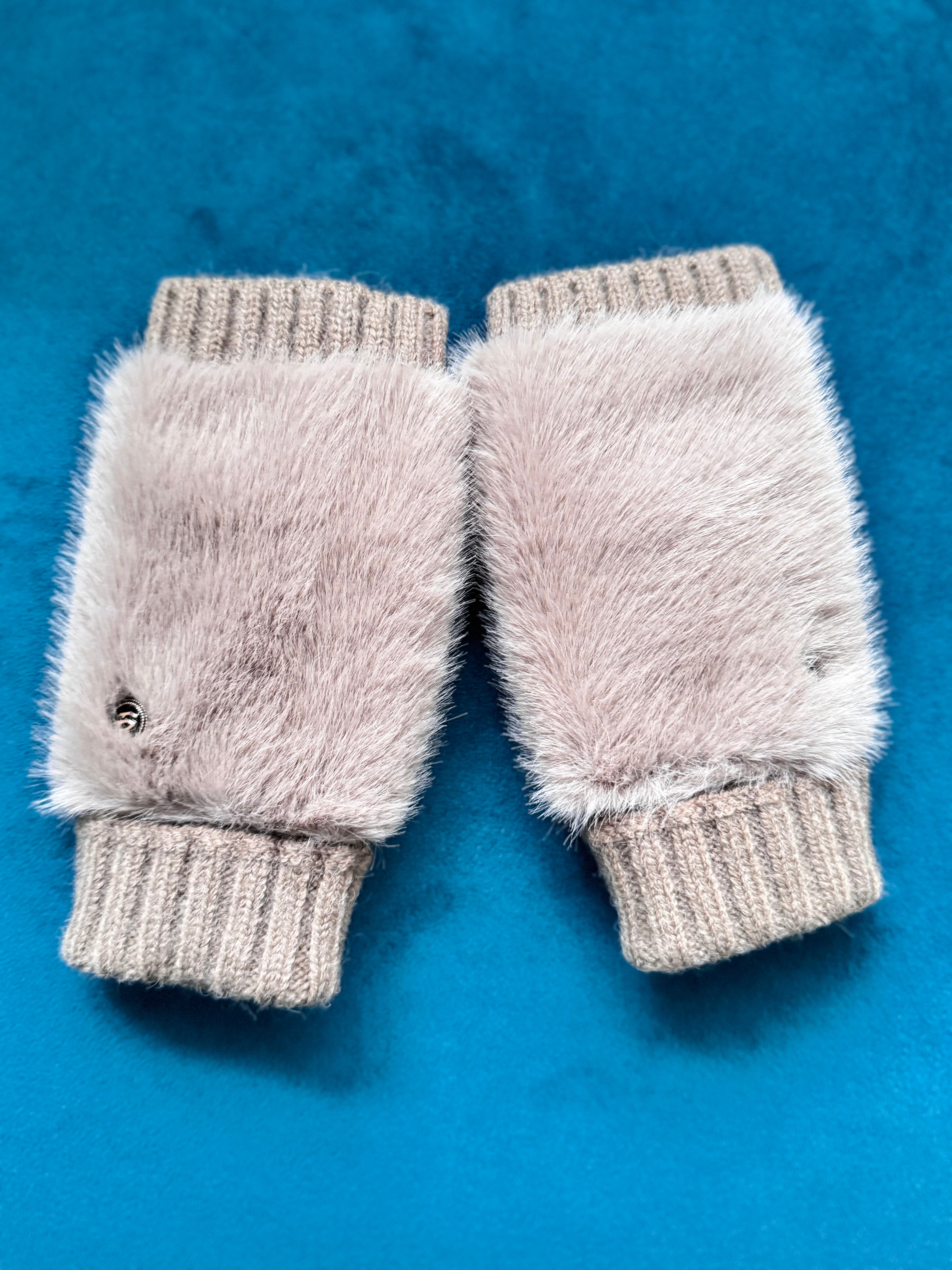Fur Wristwarmer Gloves in Mocha