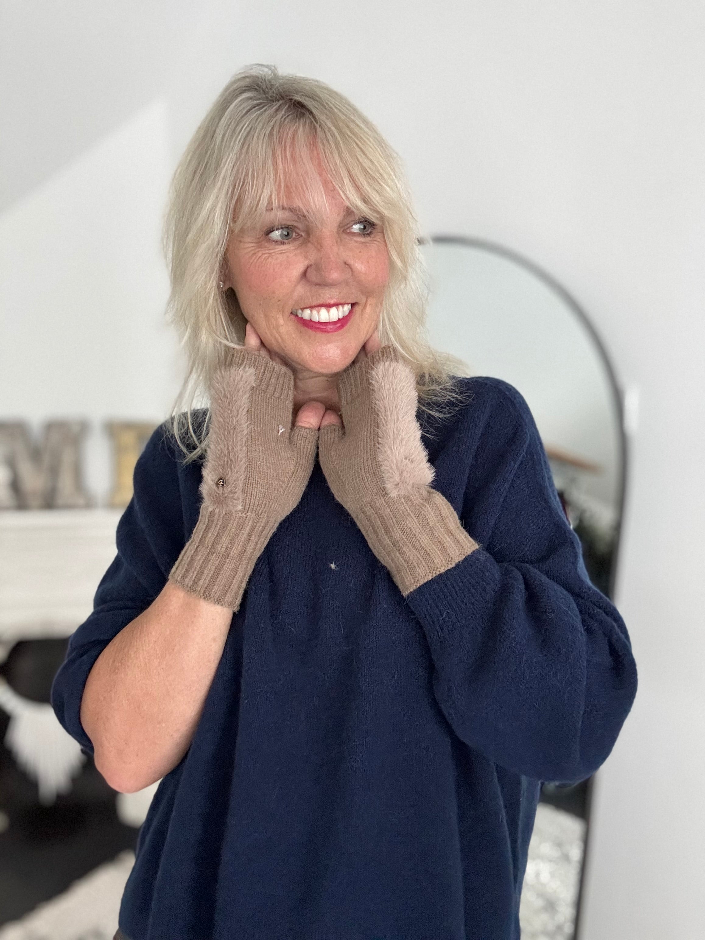Fur Wristwarmer Gloves in Mocha