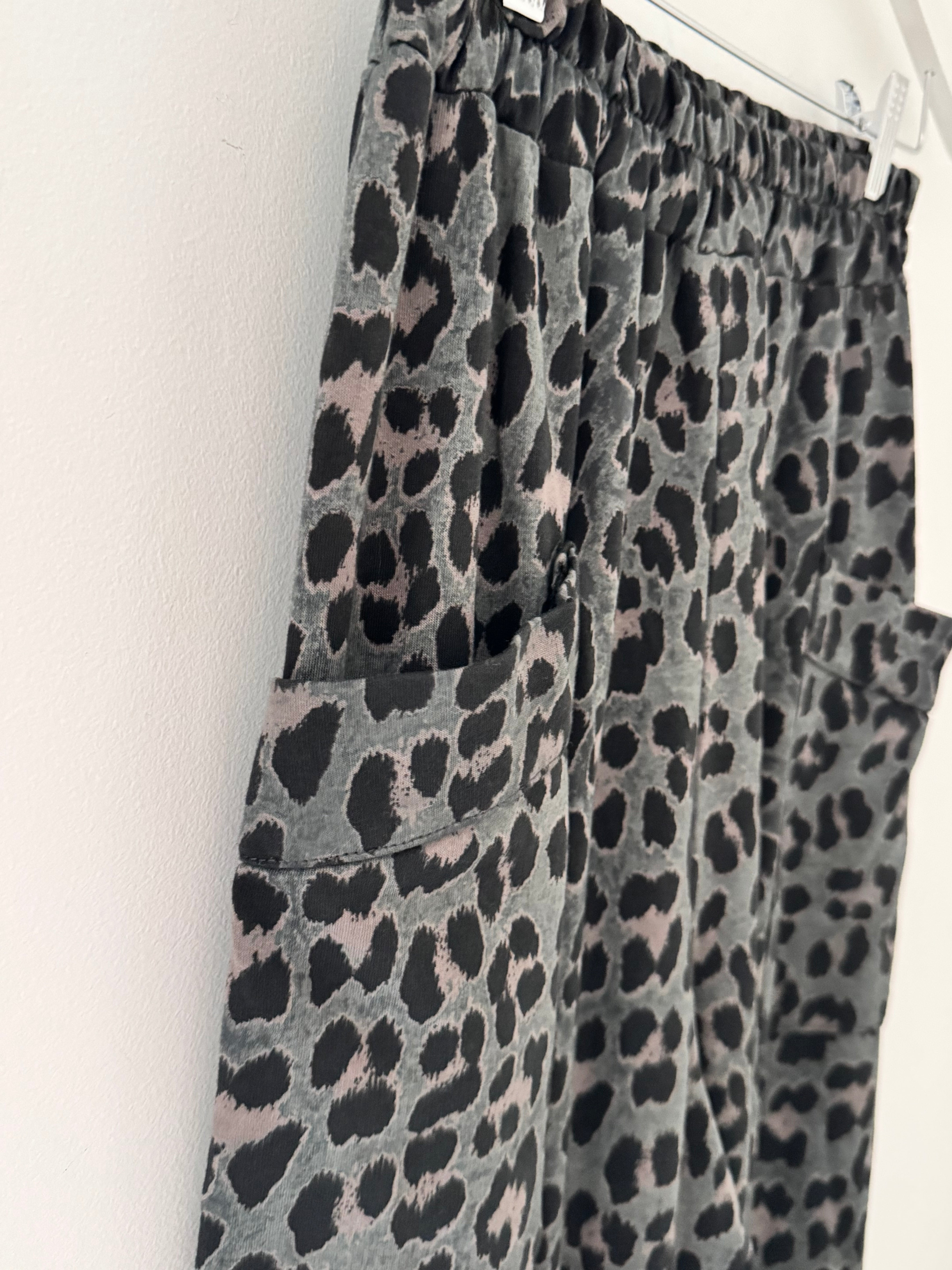 Barrel Stretch Trousers in Grey Leopard