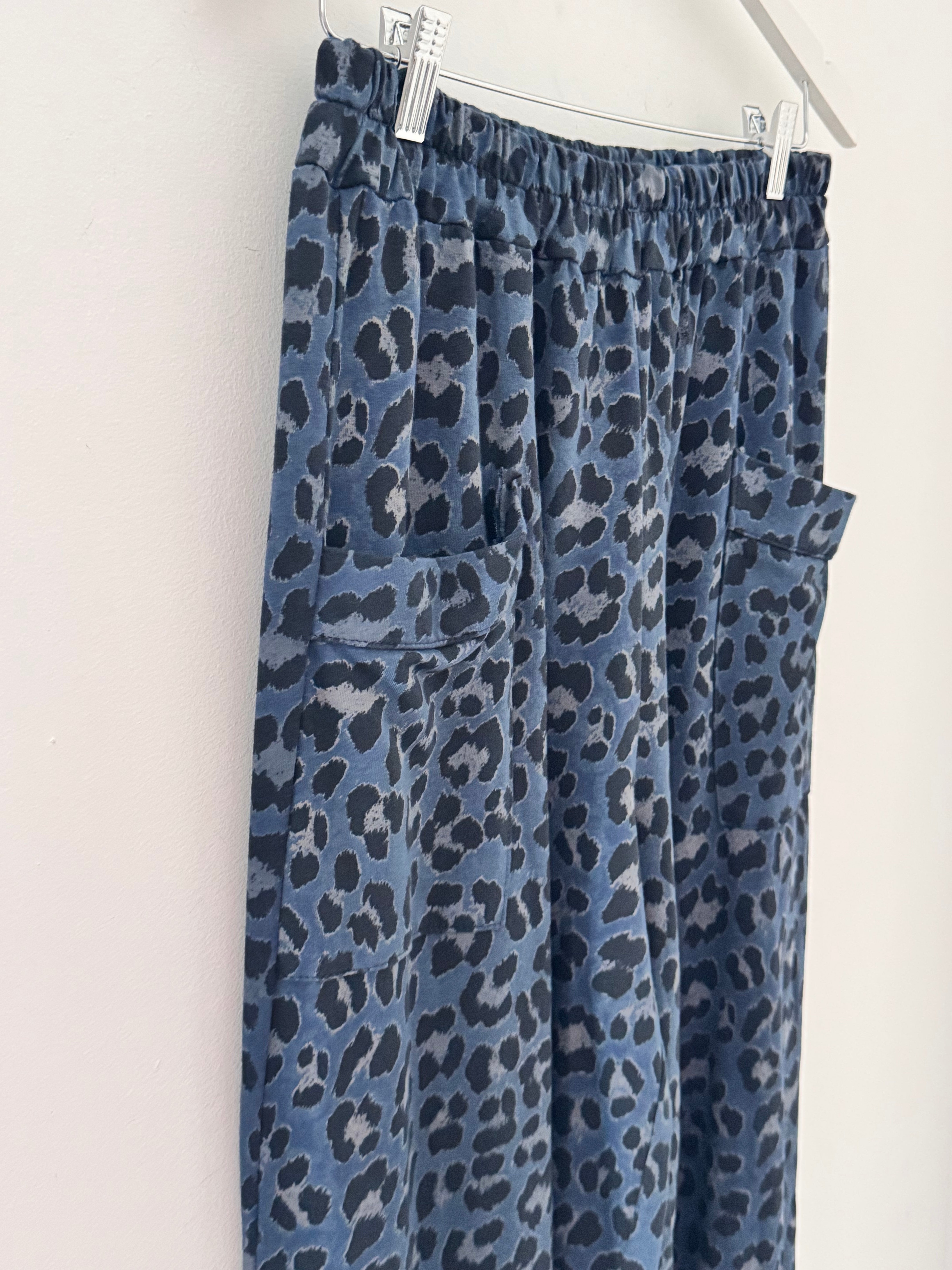 Barrel Stretch Trousers in Blue Leopard