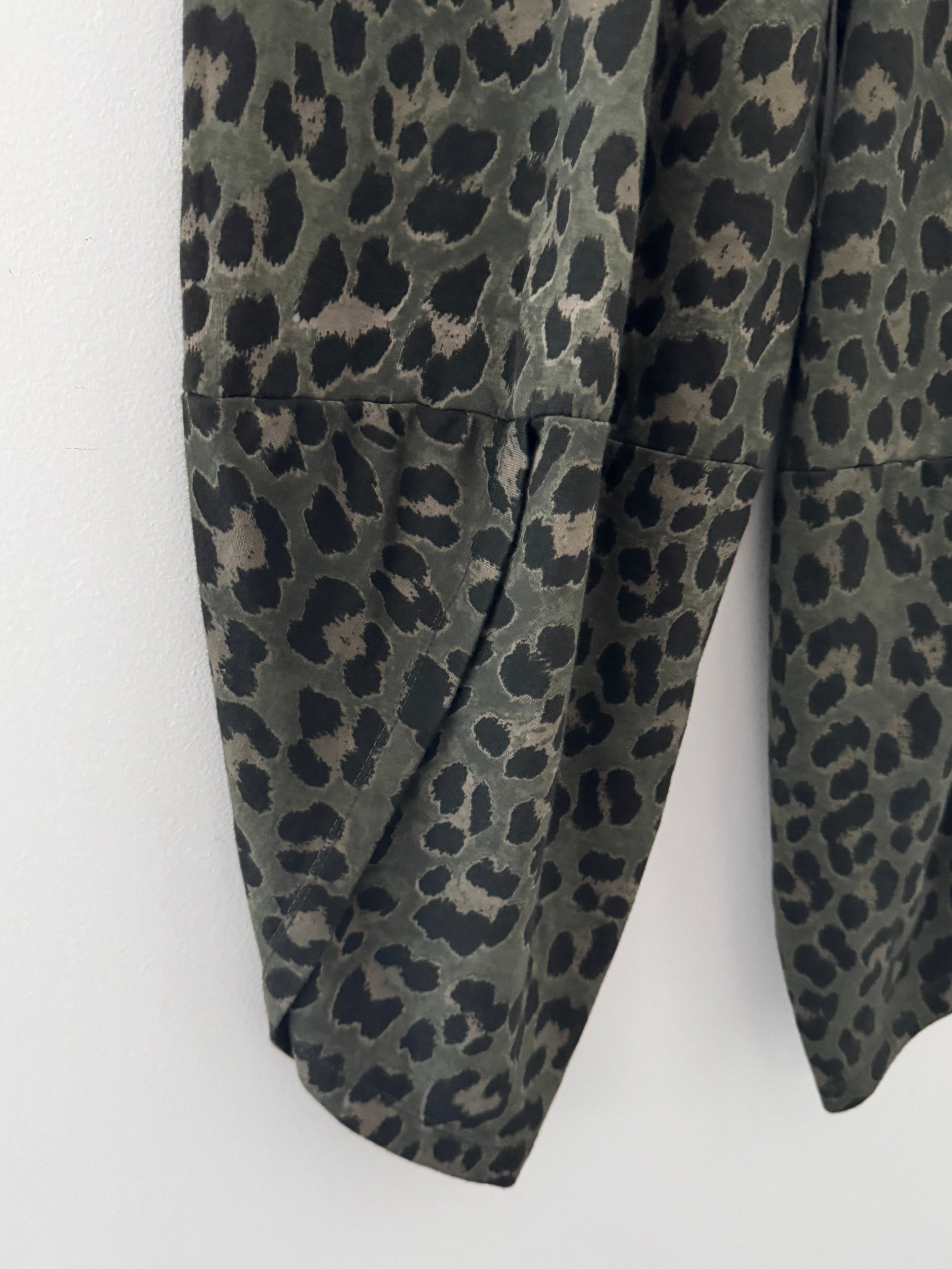 Barrel Stretch Trousers in Khaki Leopard