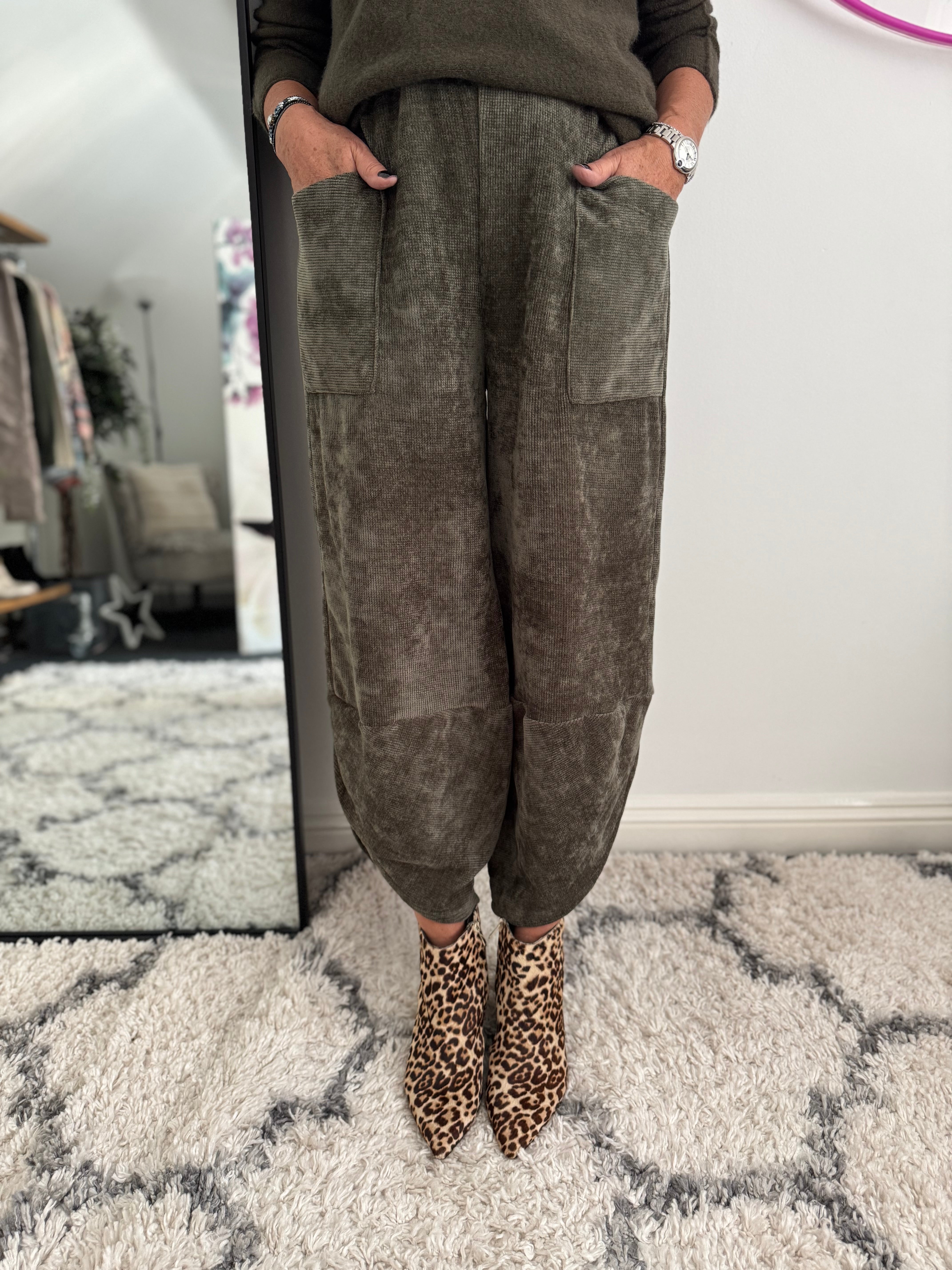 Barrel Velvety Trousers in Khaki