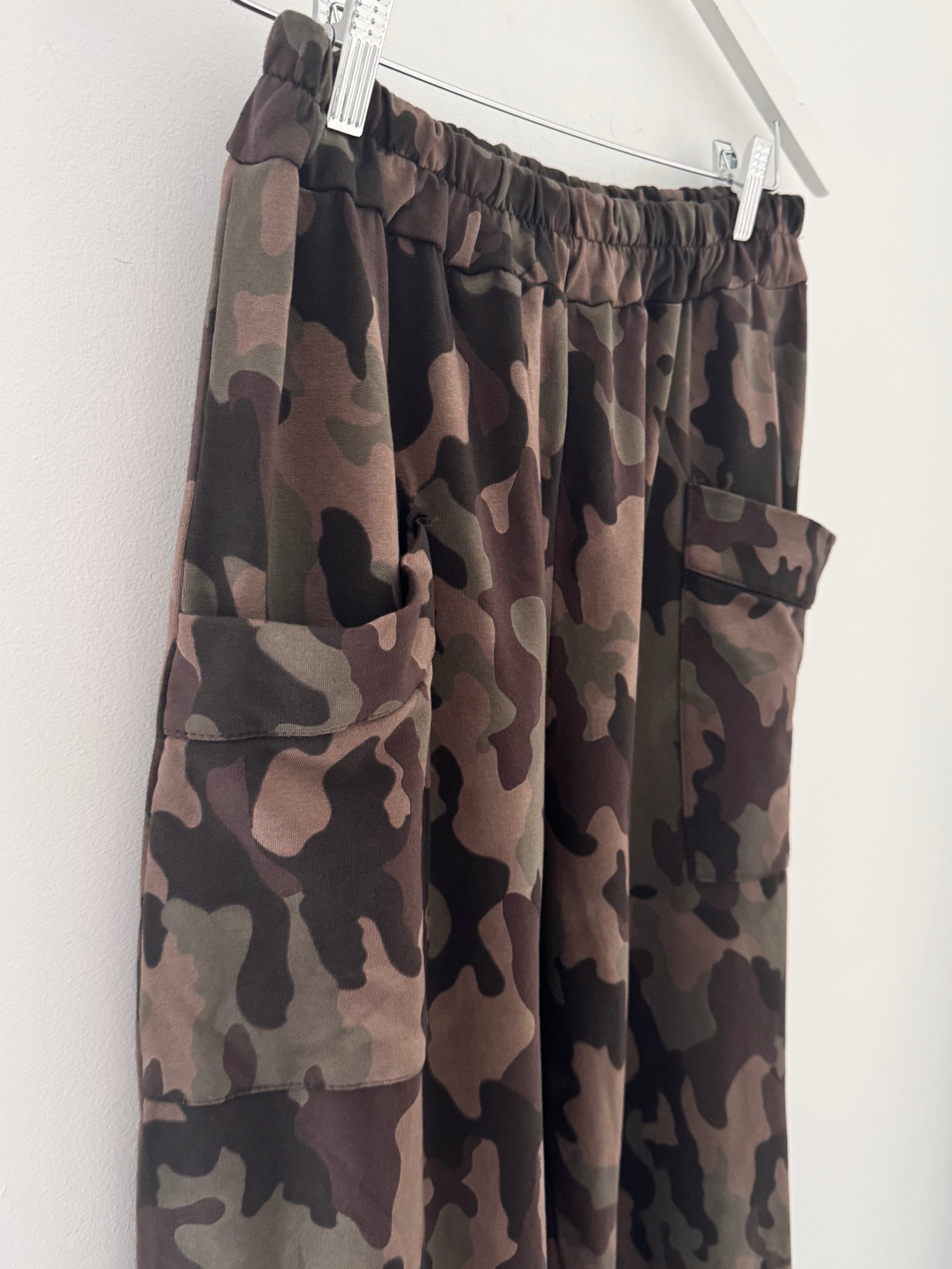 Barrel Cotton Jersey Trousers in Mocha Camo