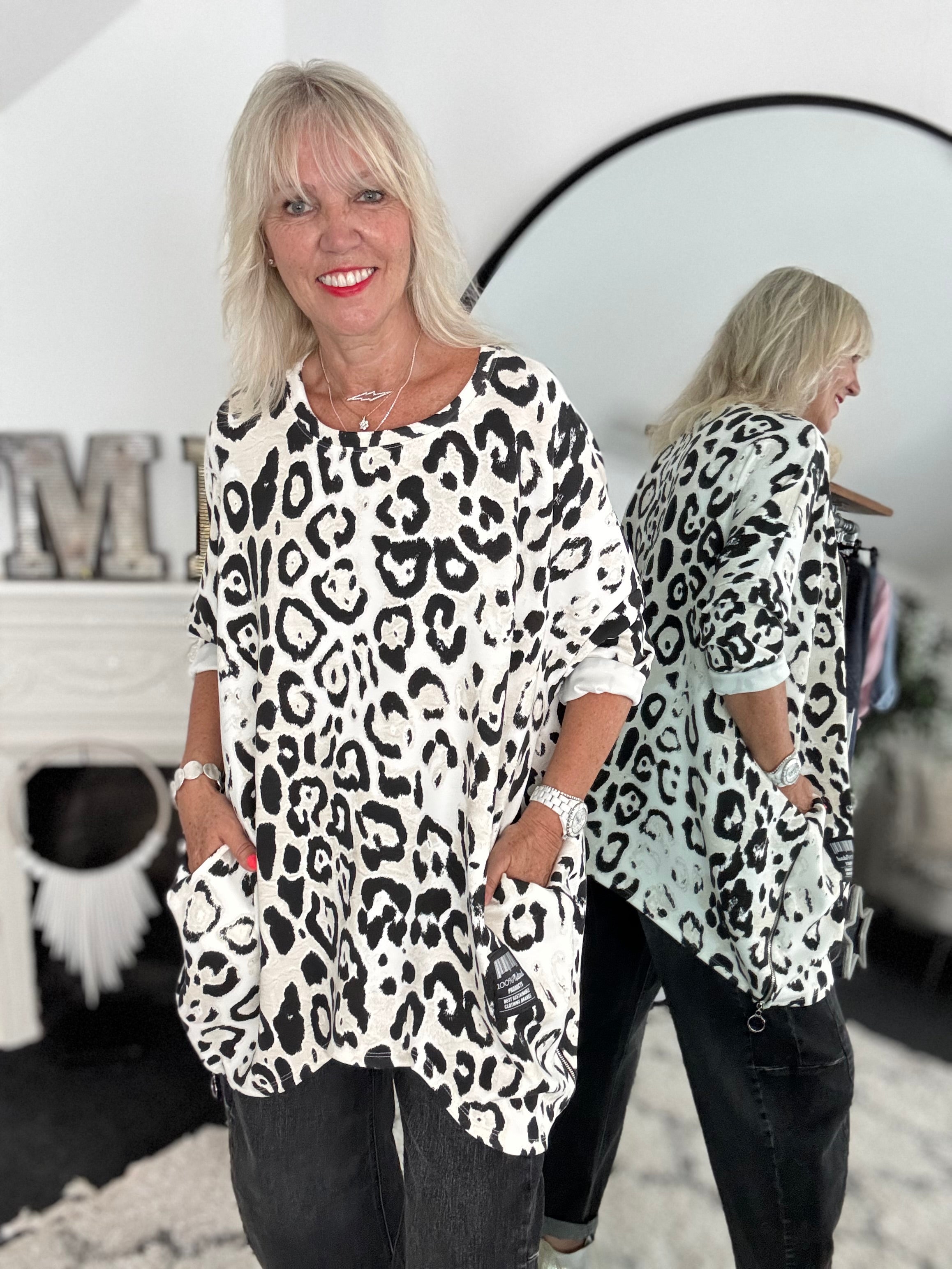Oversized Sweatshirt in Snow Leopard