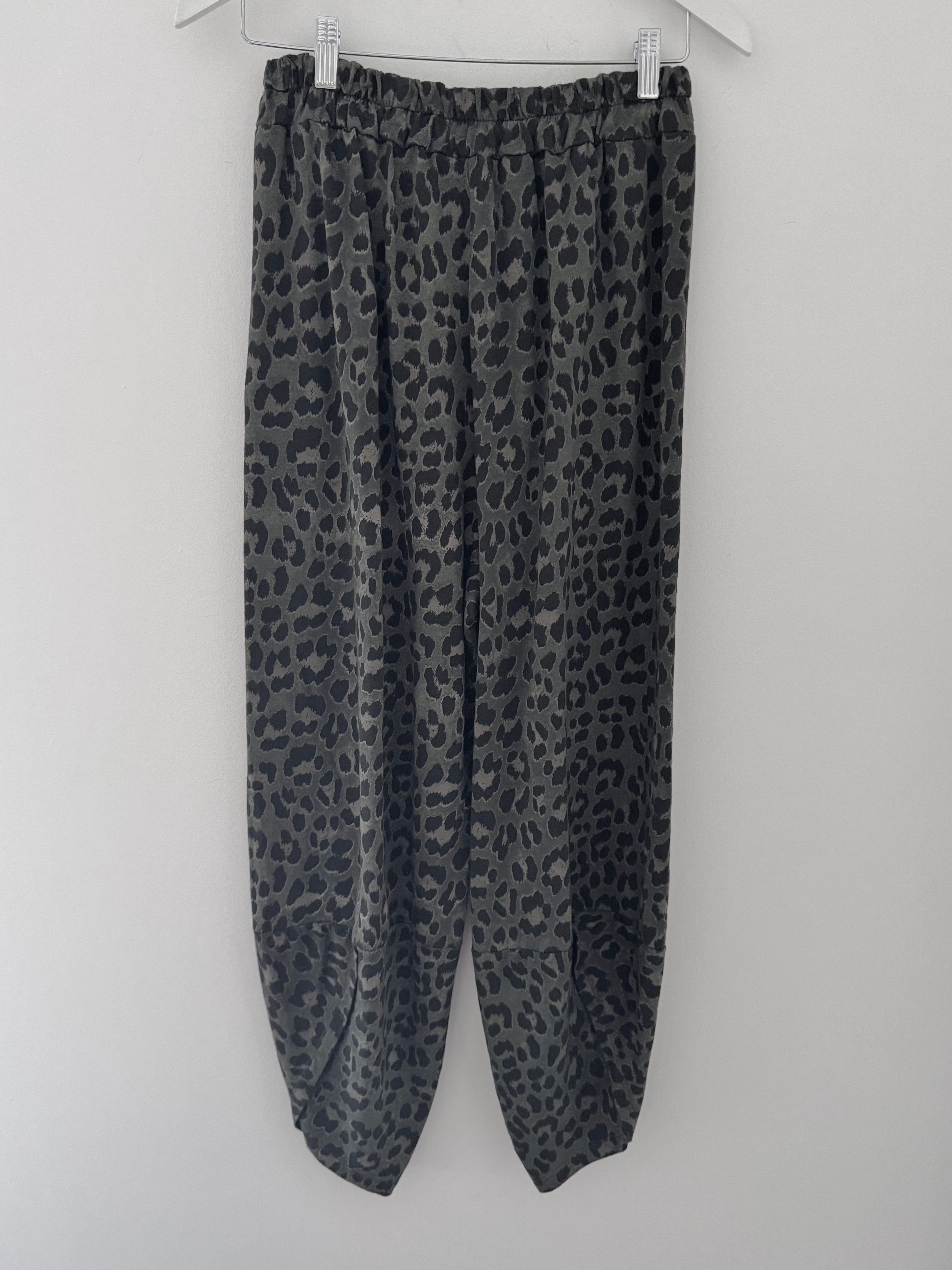Barrel Stretch Trousers in Khaki Leopard