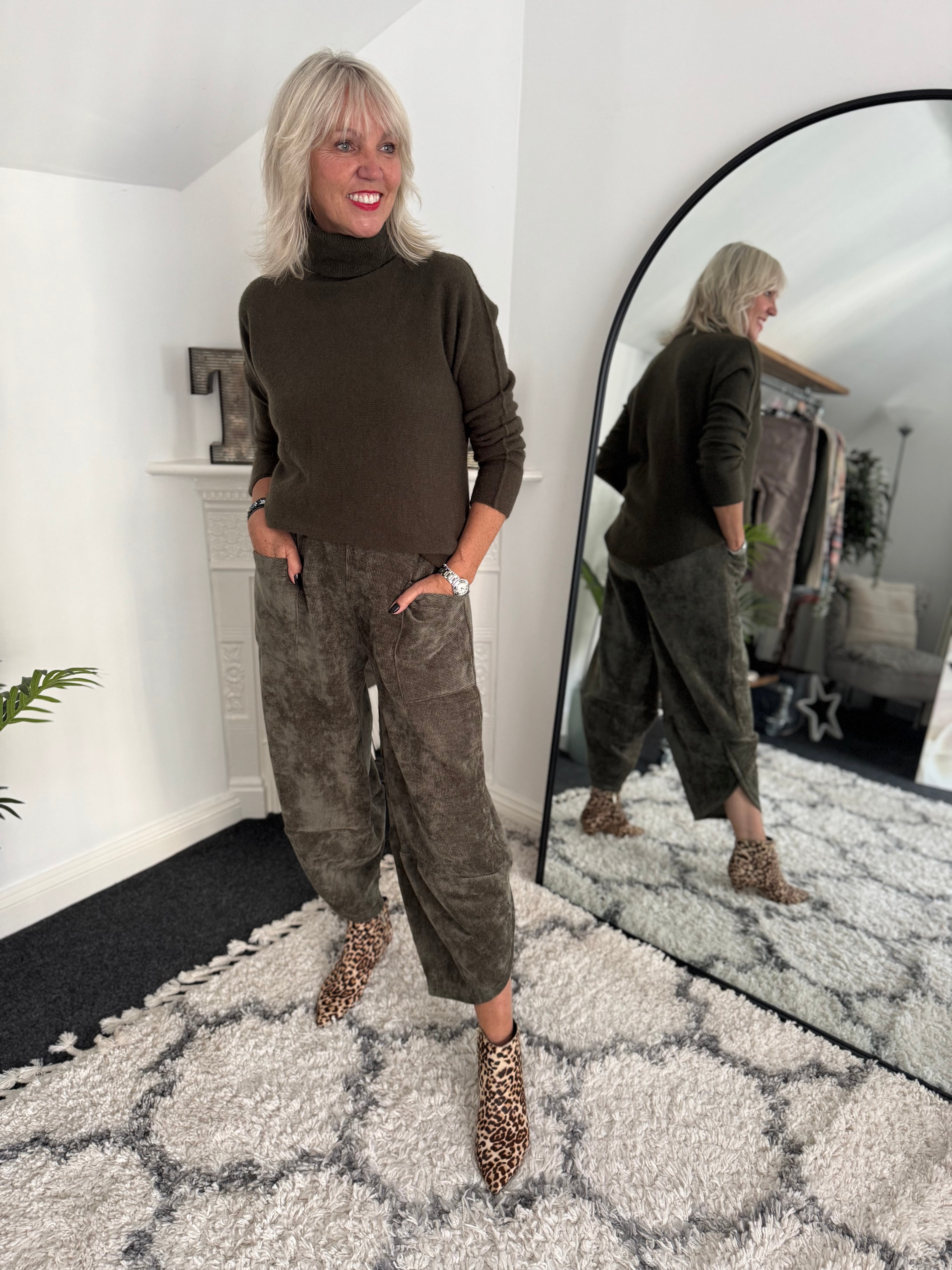 Barrel Velvety Trousers in Khaki