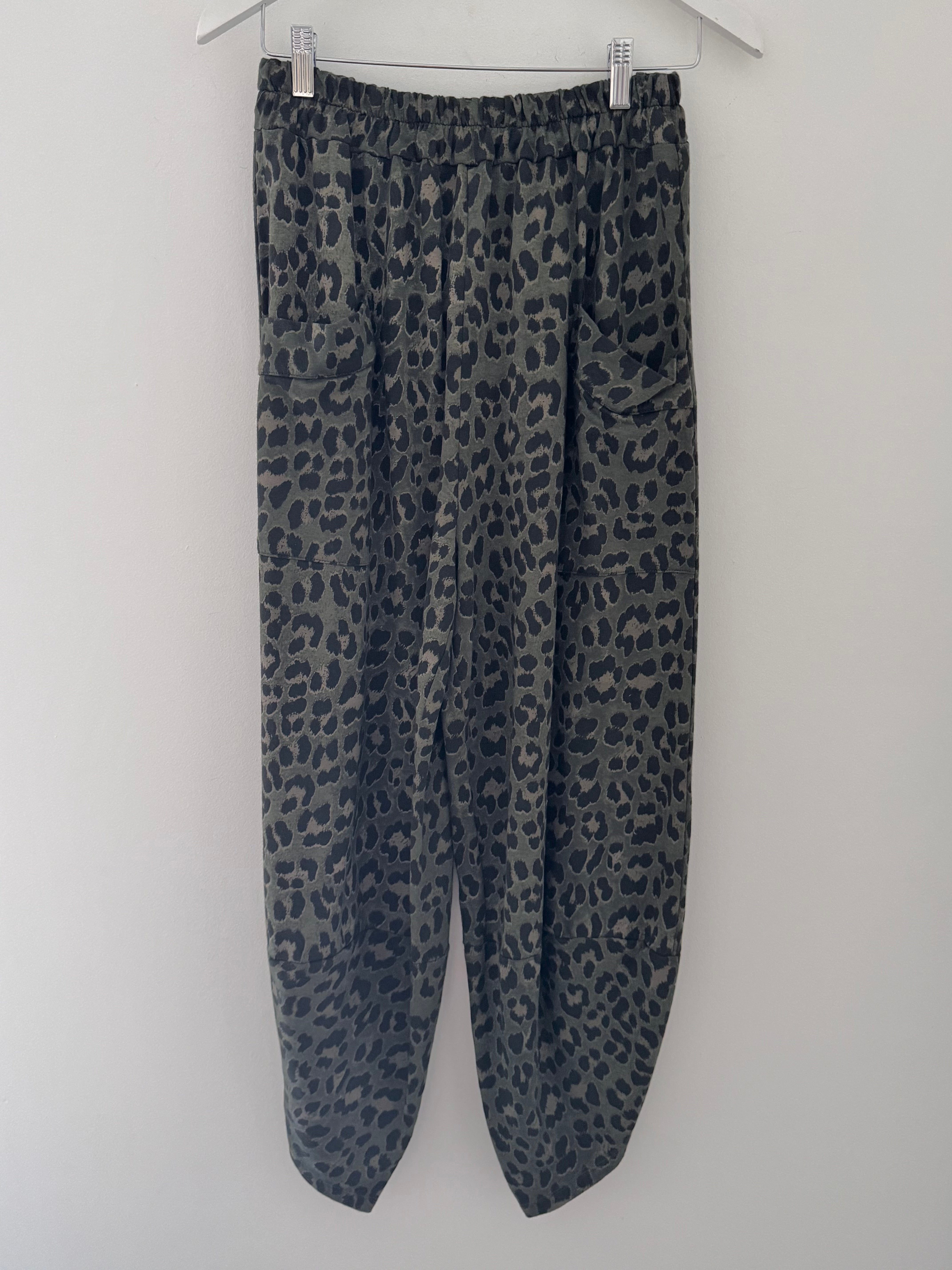 Barrel Stretch Trousers in Khaki Leopard