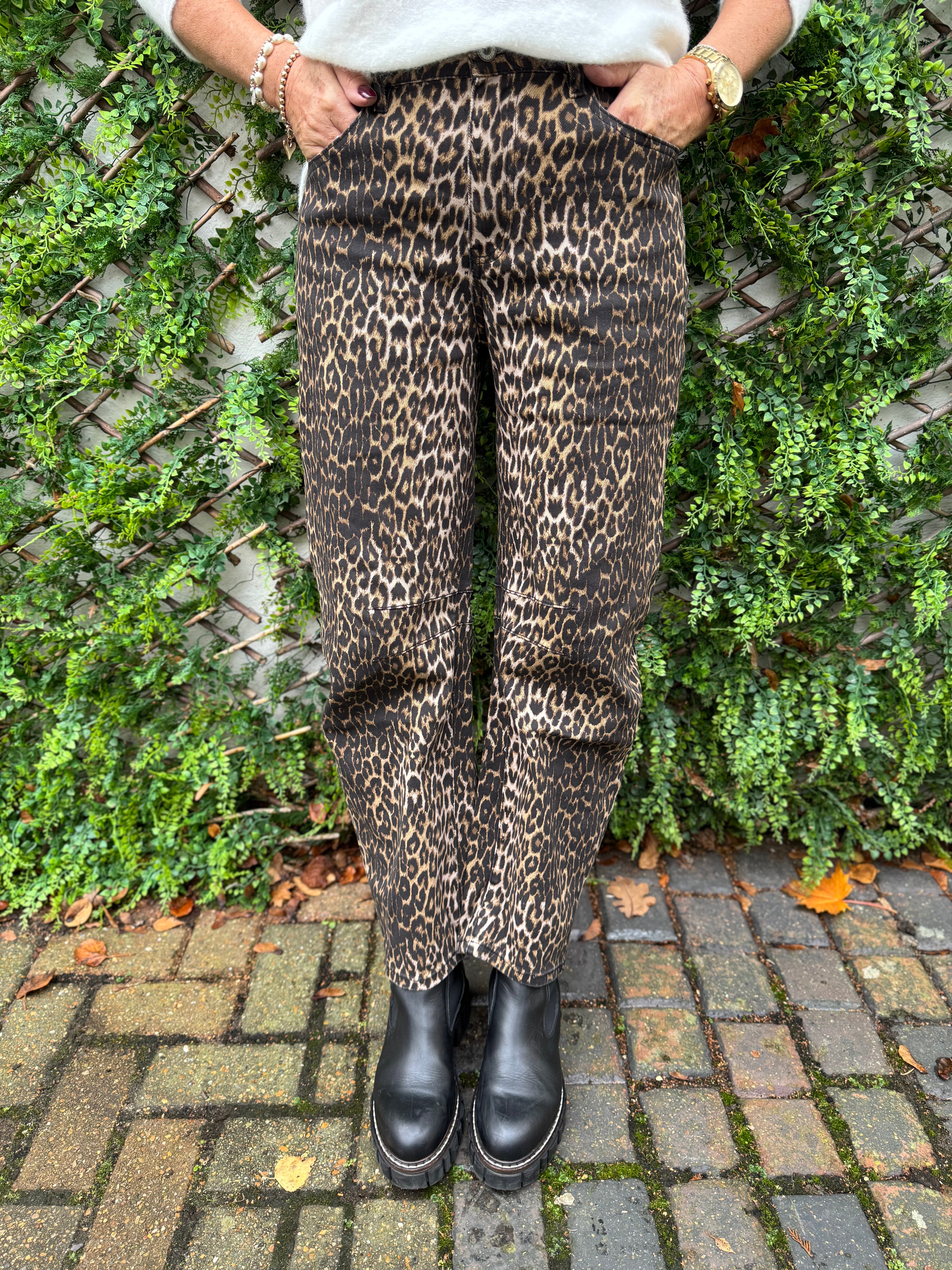Barrel Leg Jeans in Leopard