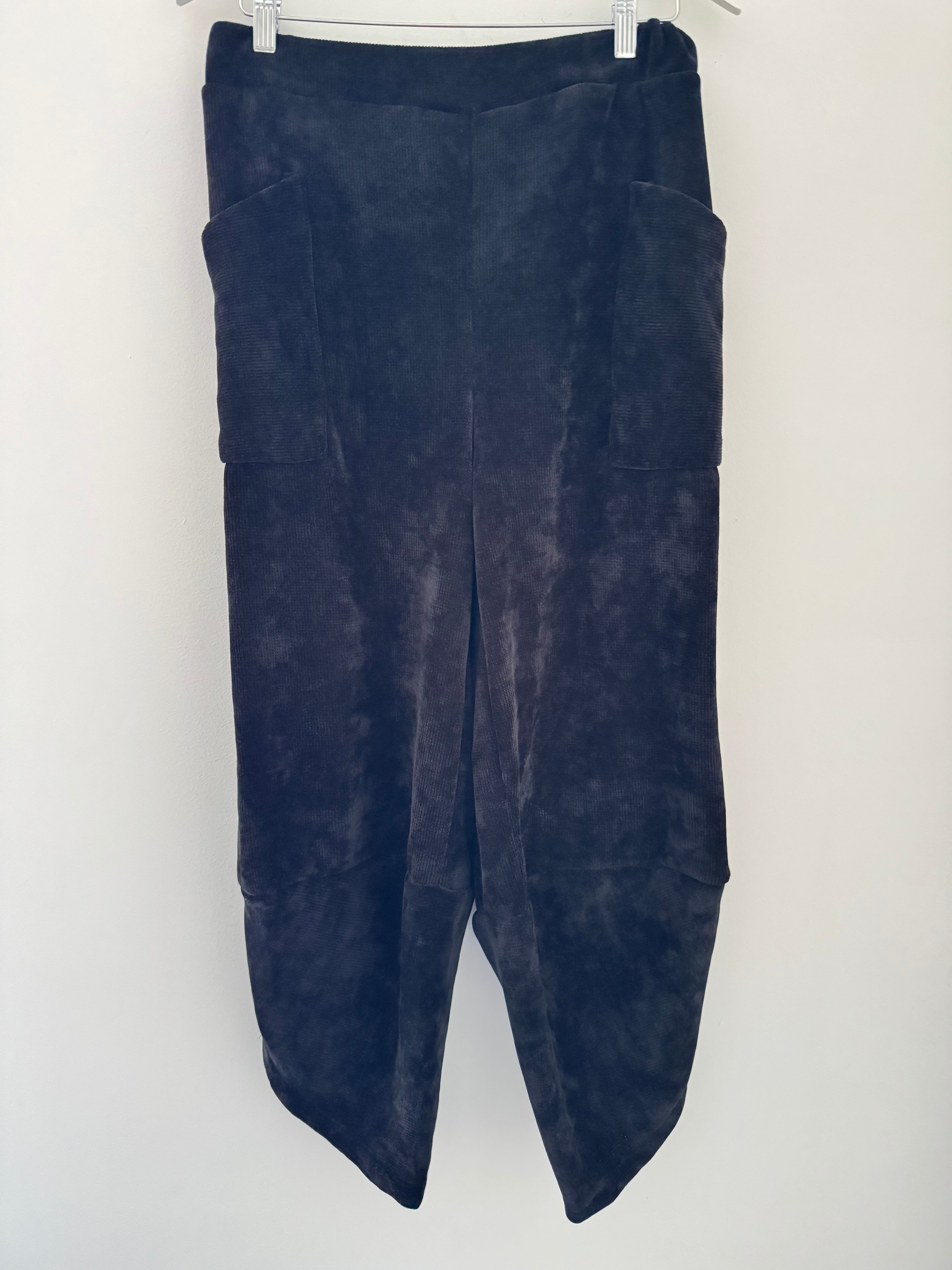 Barrel Velvety Trousers in Black
