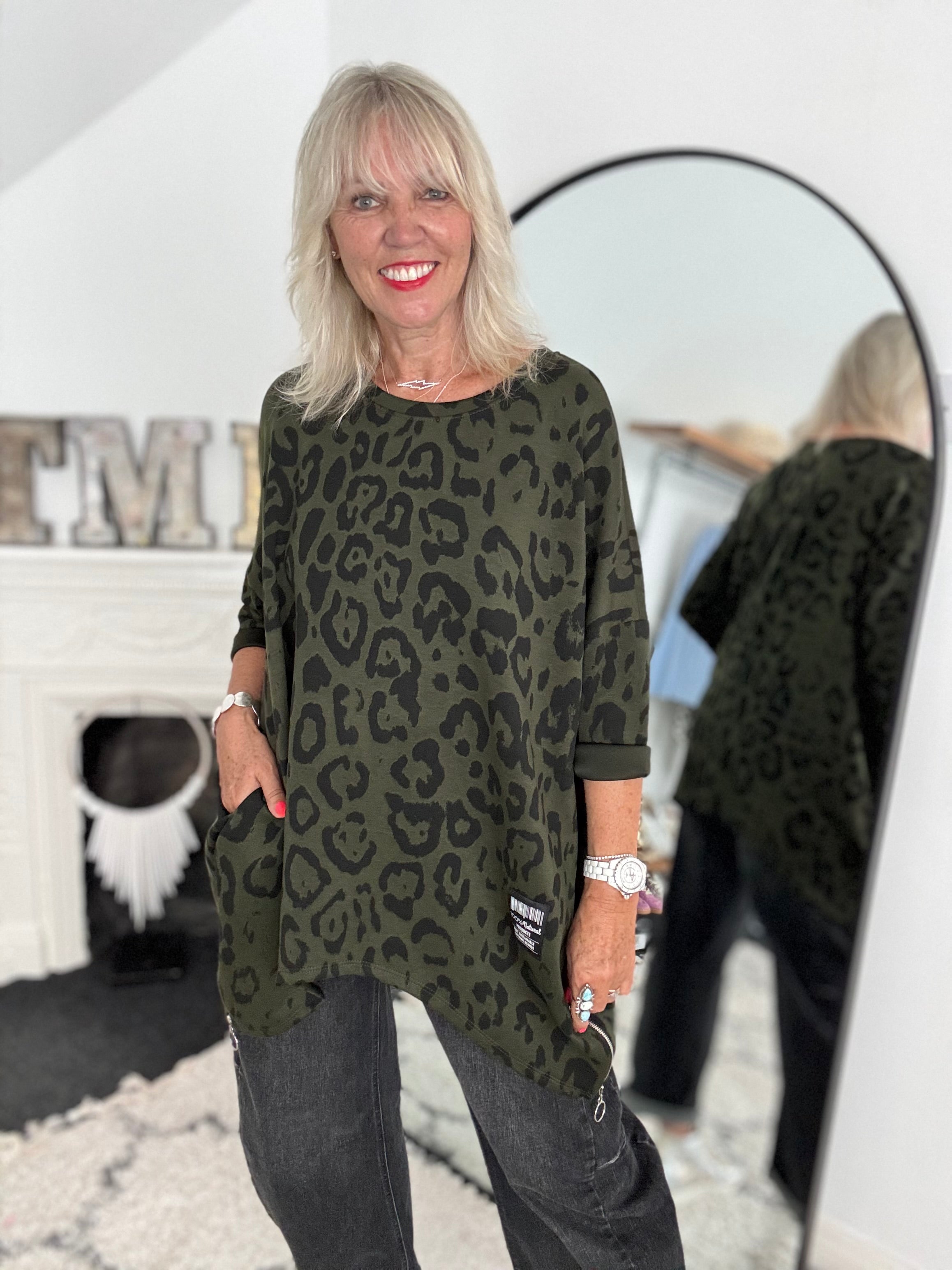 Oversized Sweatshirt in Dark Khaki Leopard