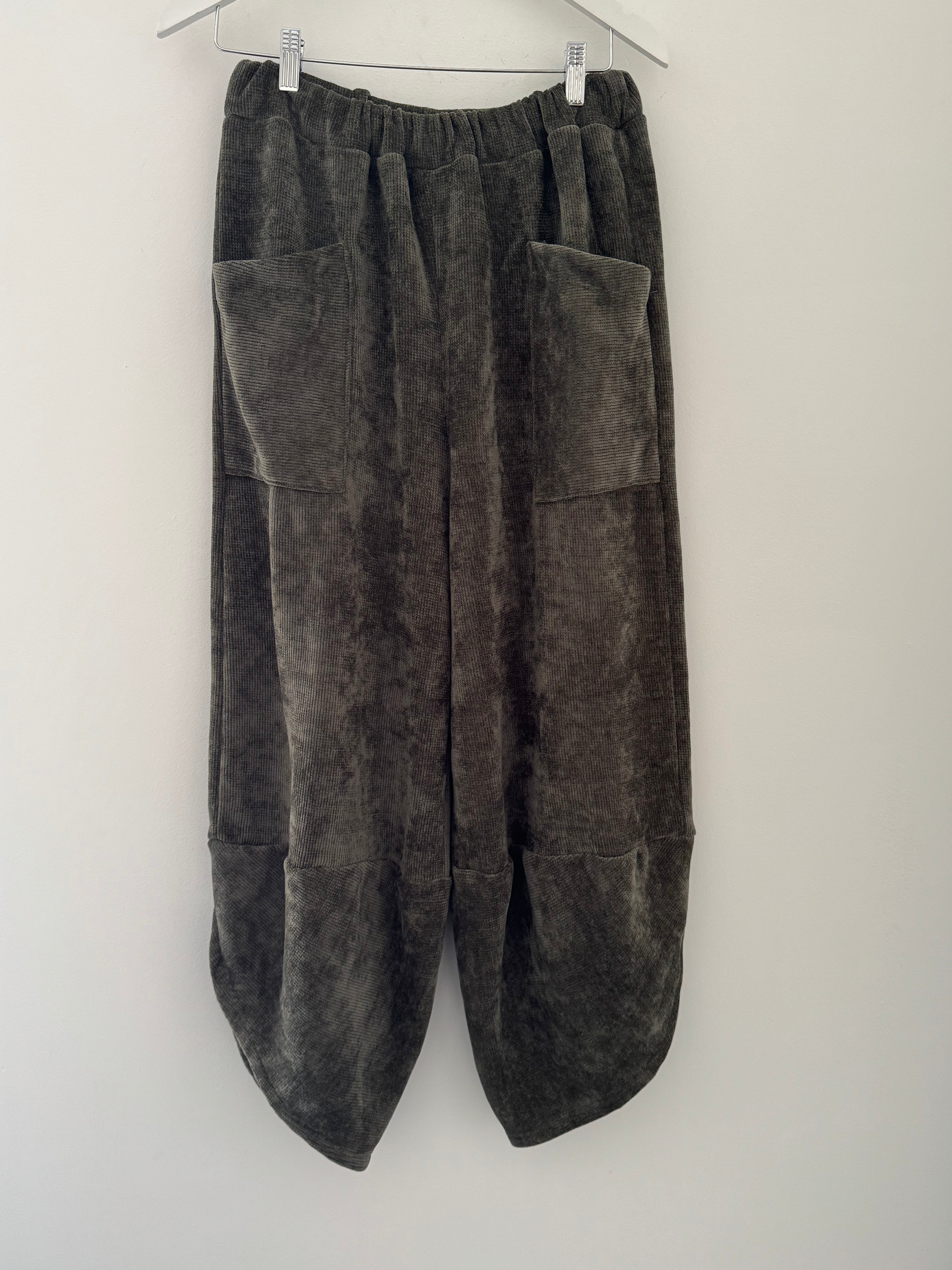 Barrel Velvety Trousers in Khaki