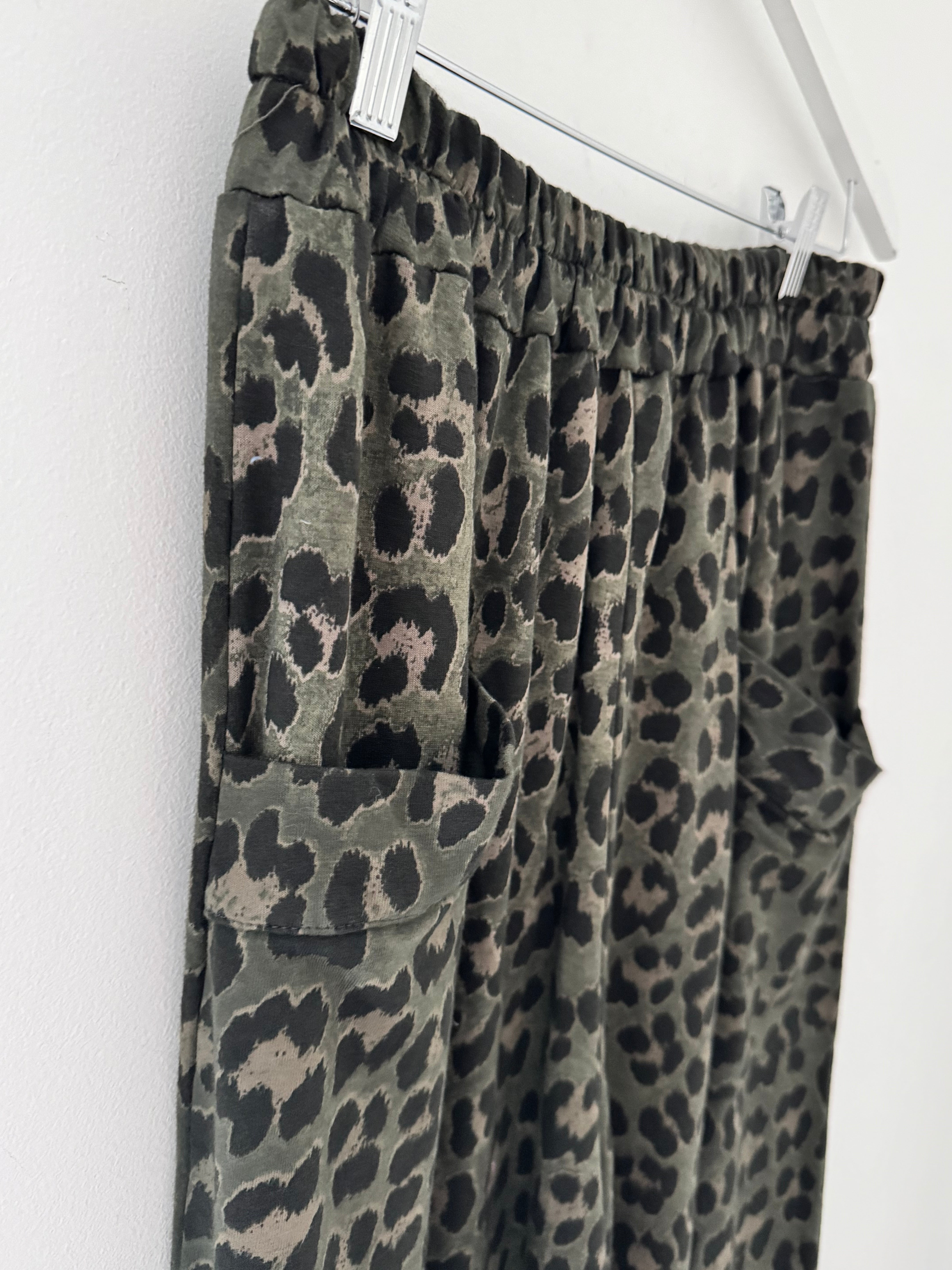 Barrel Stretch Trousers in Khaki Leopard