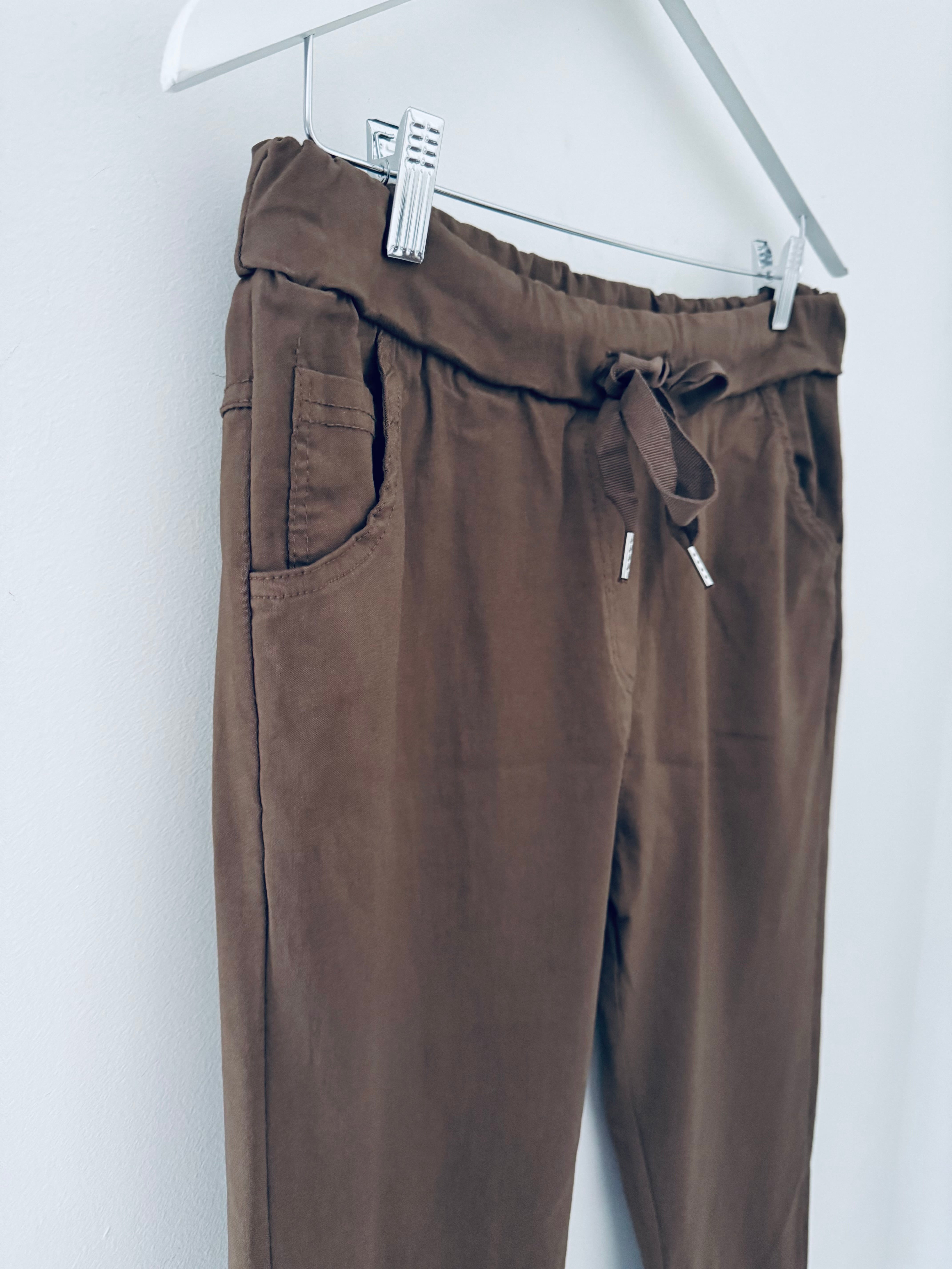 Super Stretch Joggers in Dark Tan