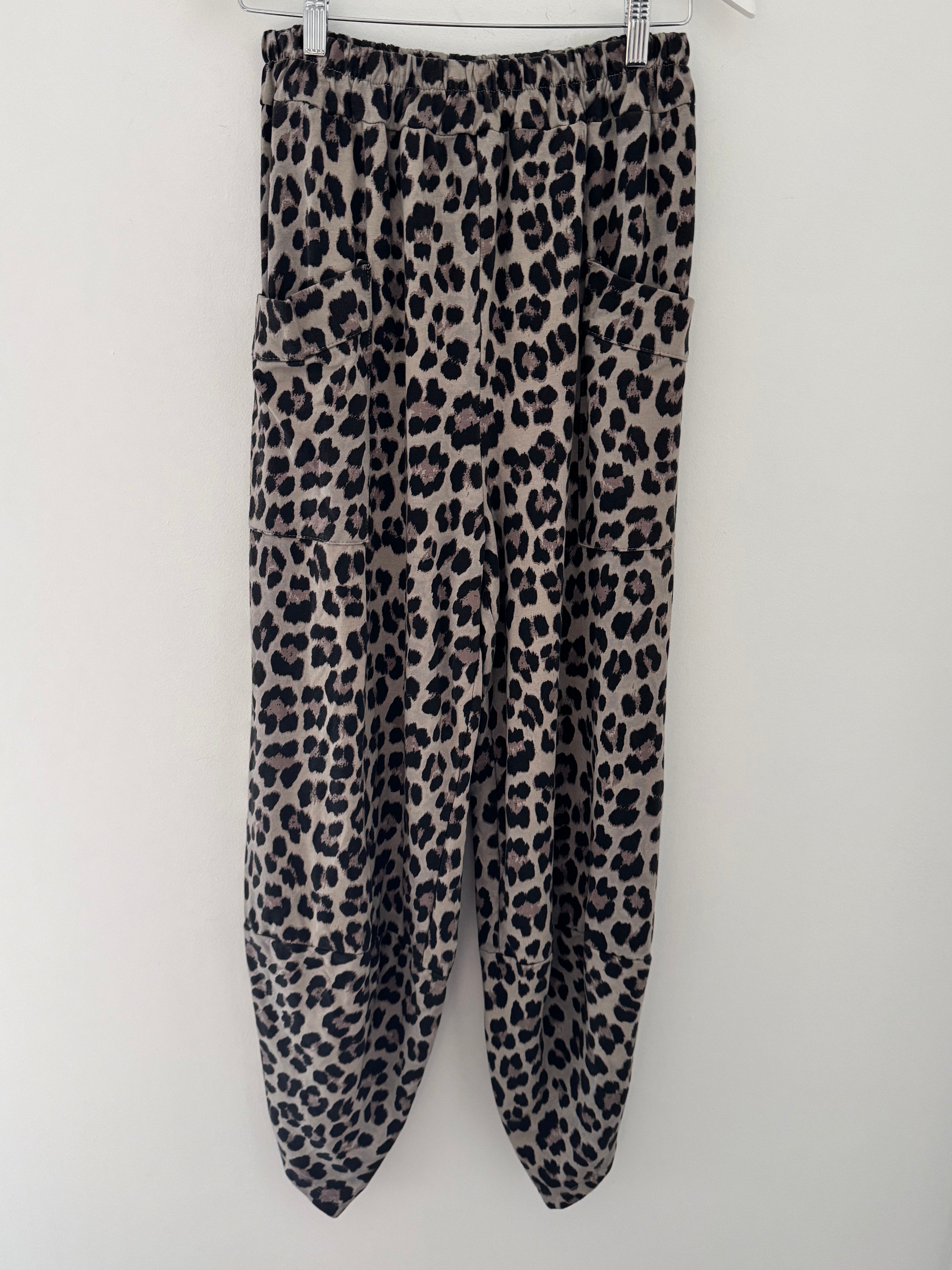 Barrel Stretch Trousers in Latte Leopard