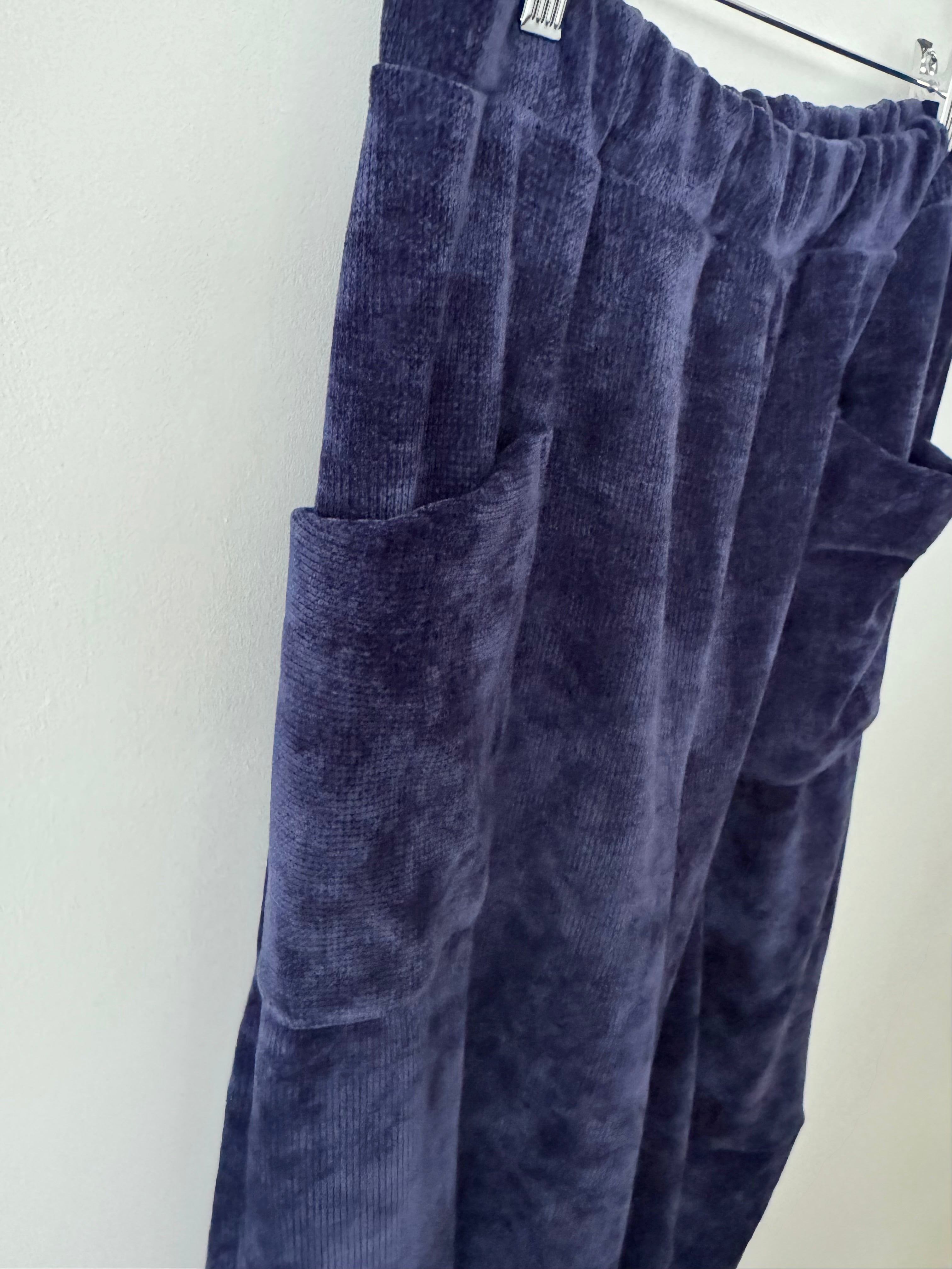 Barrel Velvety Trousers in Navy