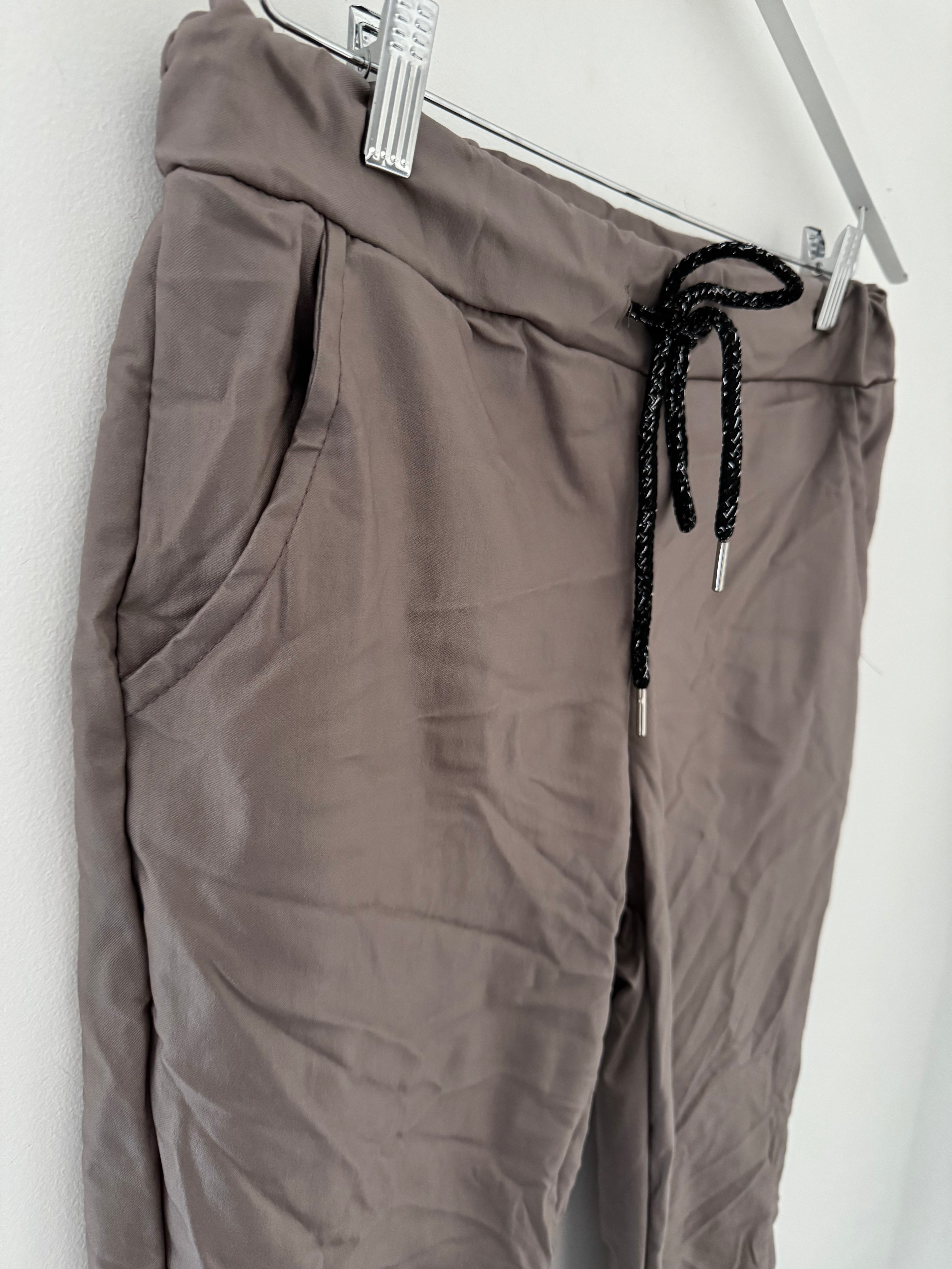 Super Stretch Joggers in Waxed Mocha