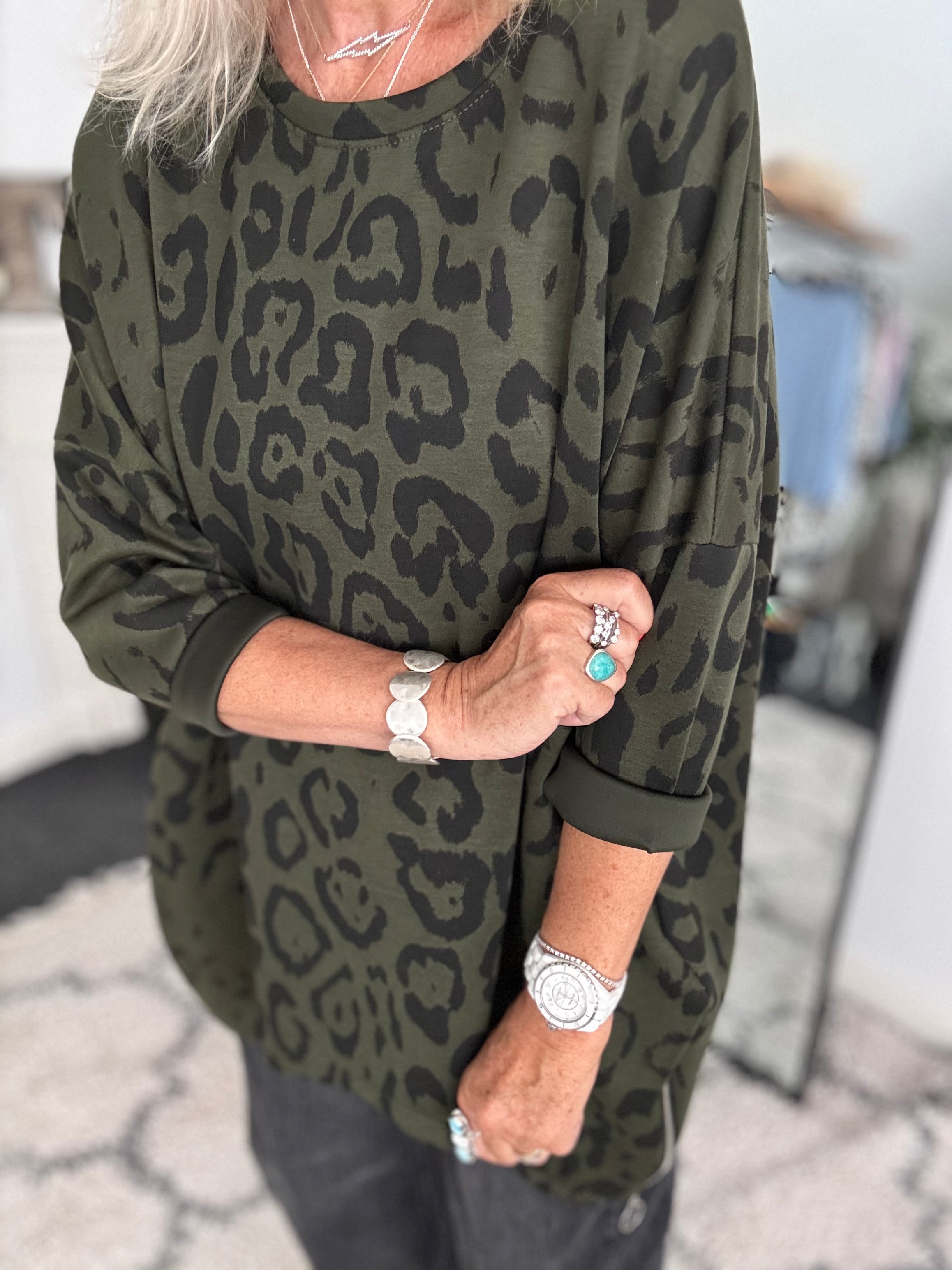 Oversized Sweatshirt in Dark Khaki Leopard