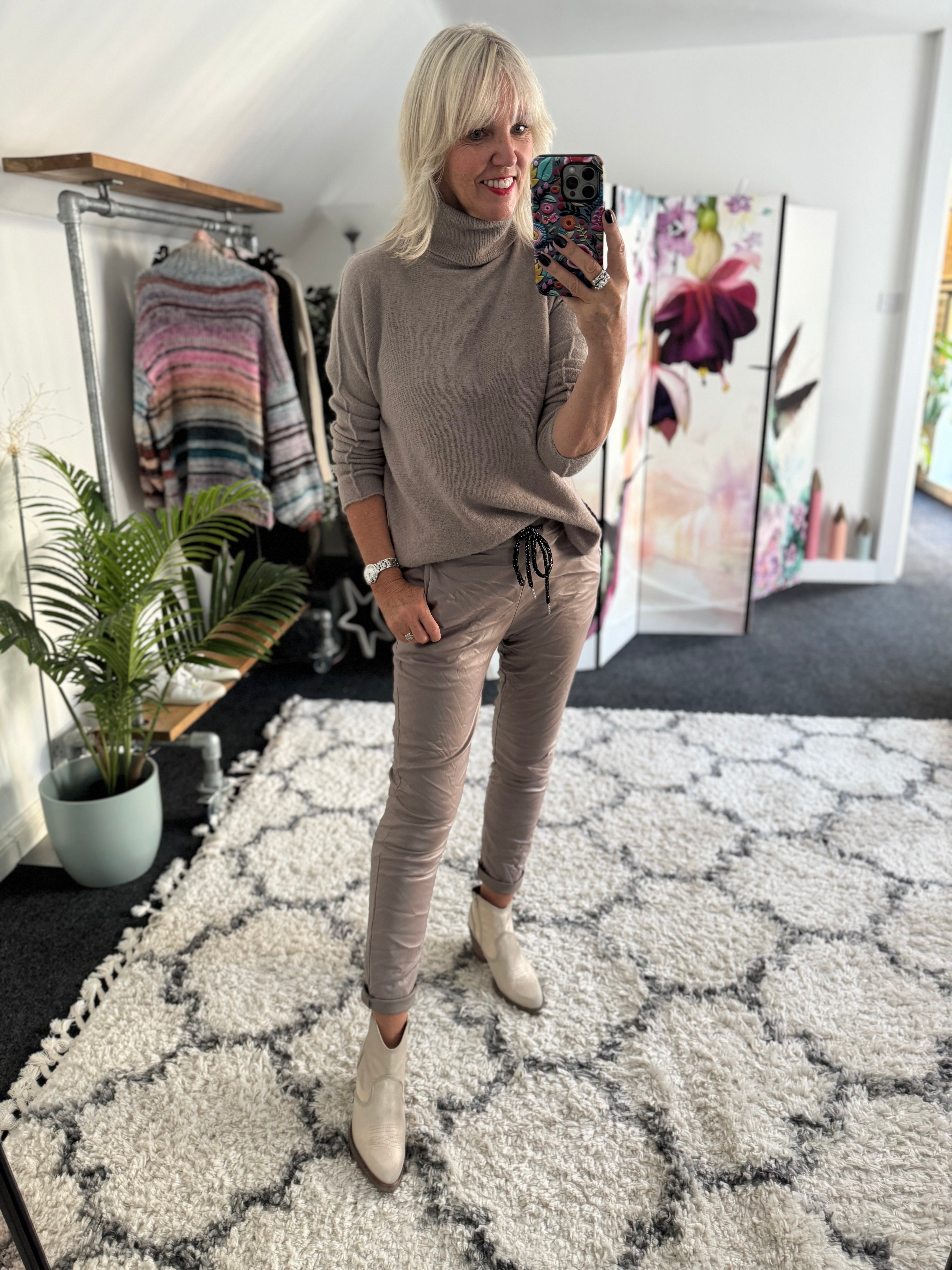 Super Stretch Joggers in Waxed Mocha