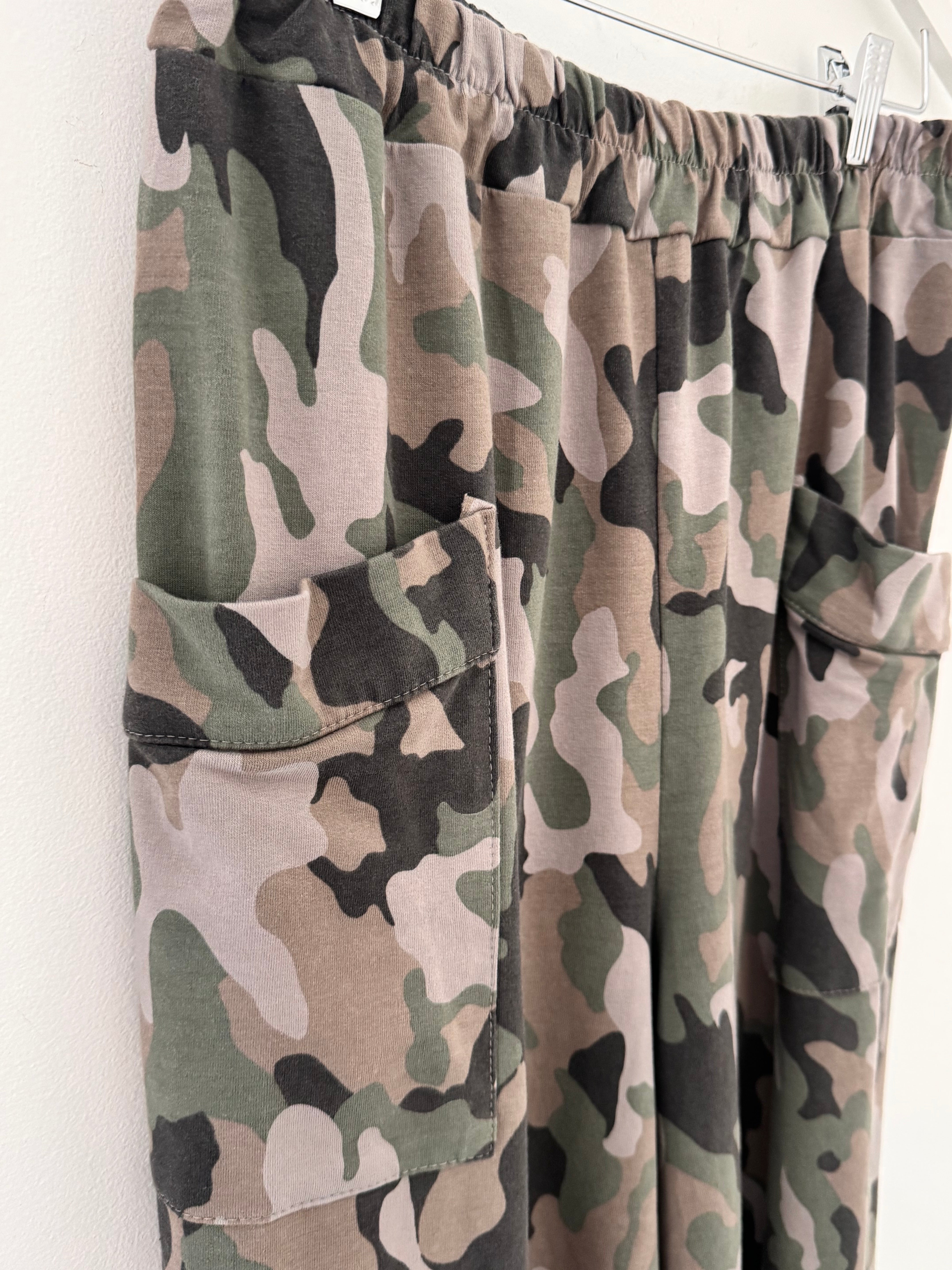 Barrel Cotton Jersey Trousers in Pale Mocha Camo