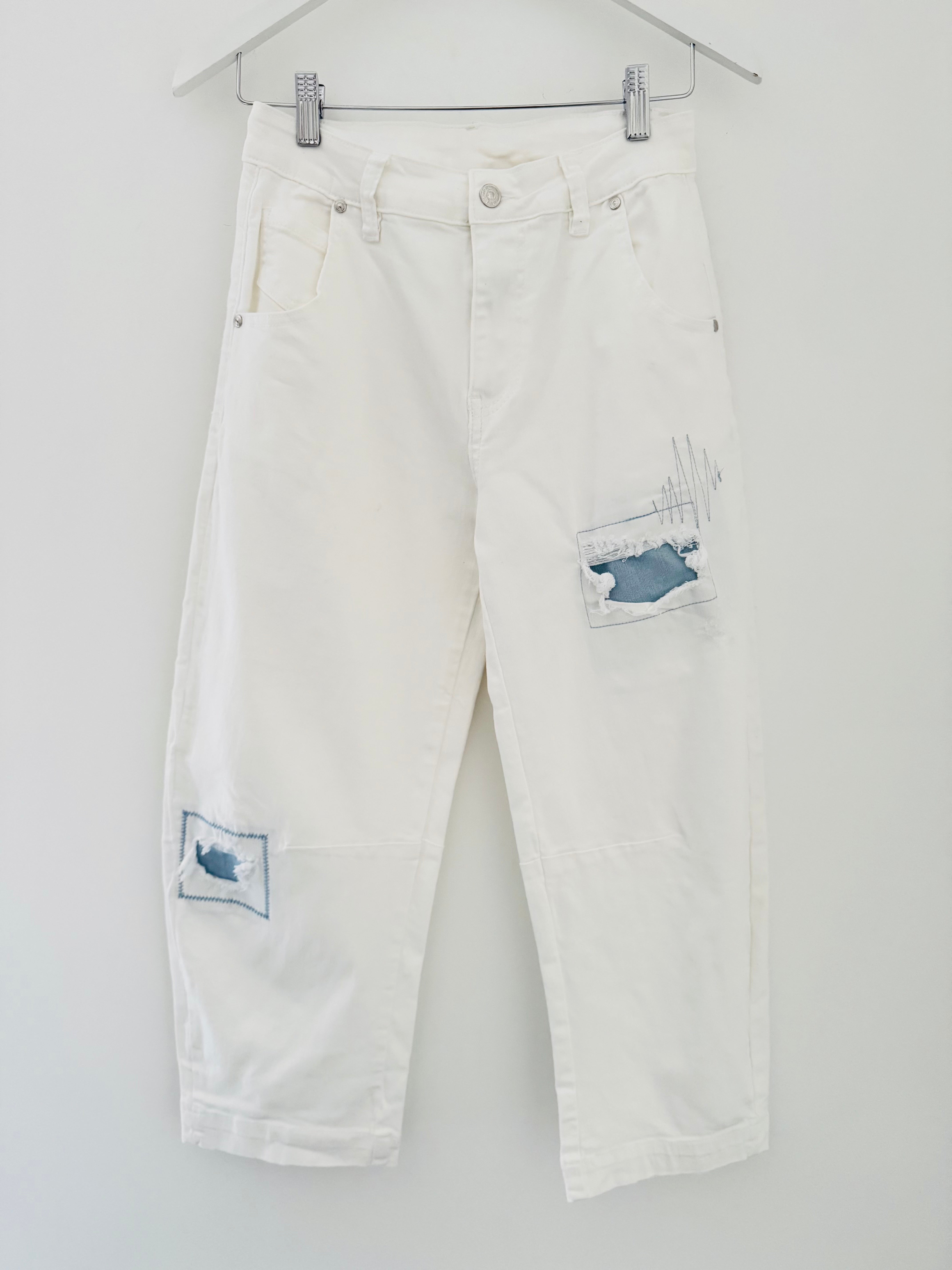 Patched Barrel Leg Jeans in White