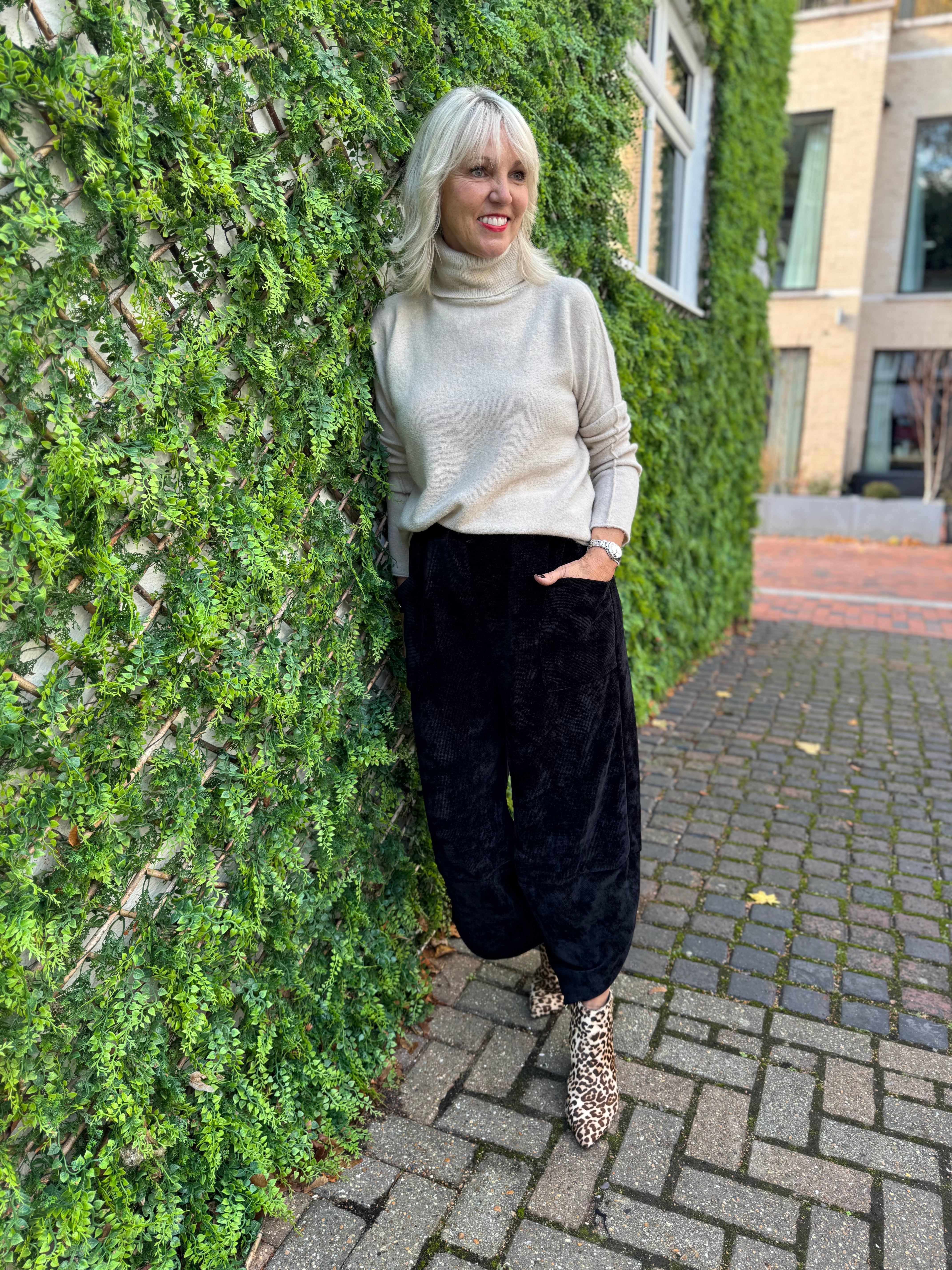 Barrel Velvety Trousers in Black